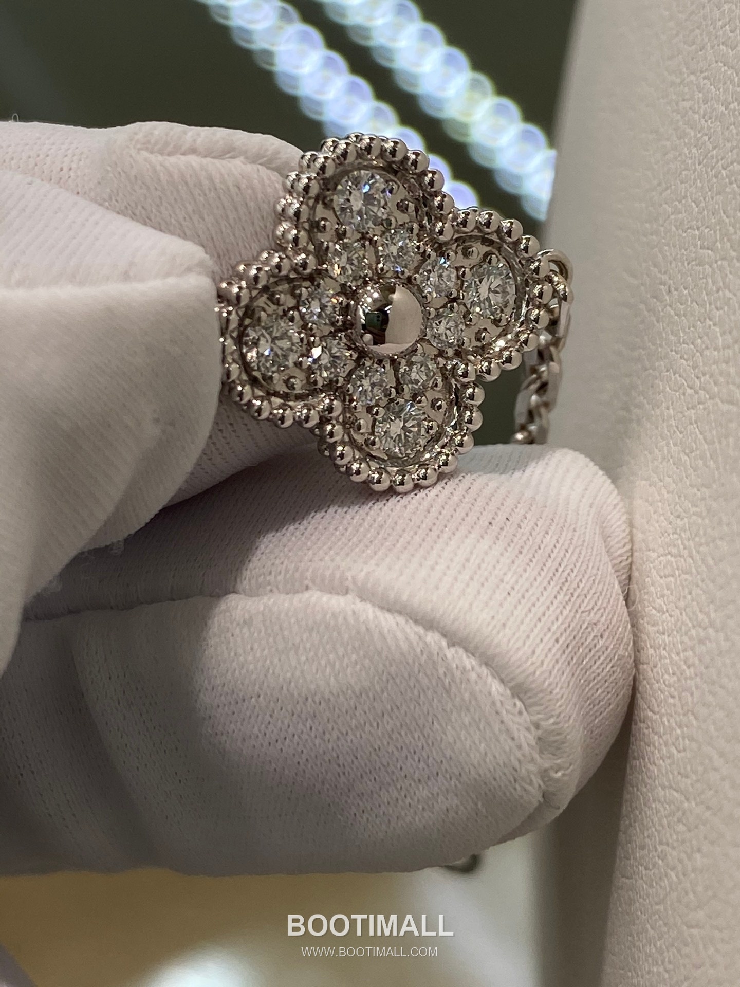 Five Flower Bracelet 18K Gold, Diamond, Black Onyx Black 오화 팔찌 18K 골드, 다이아몬드, 블랙 마노 블랙 15