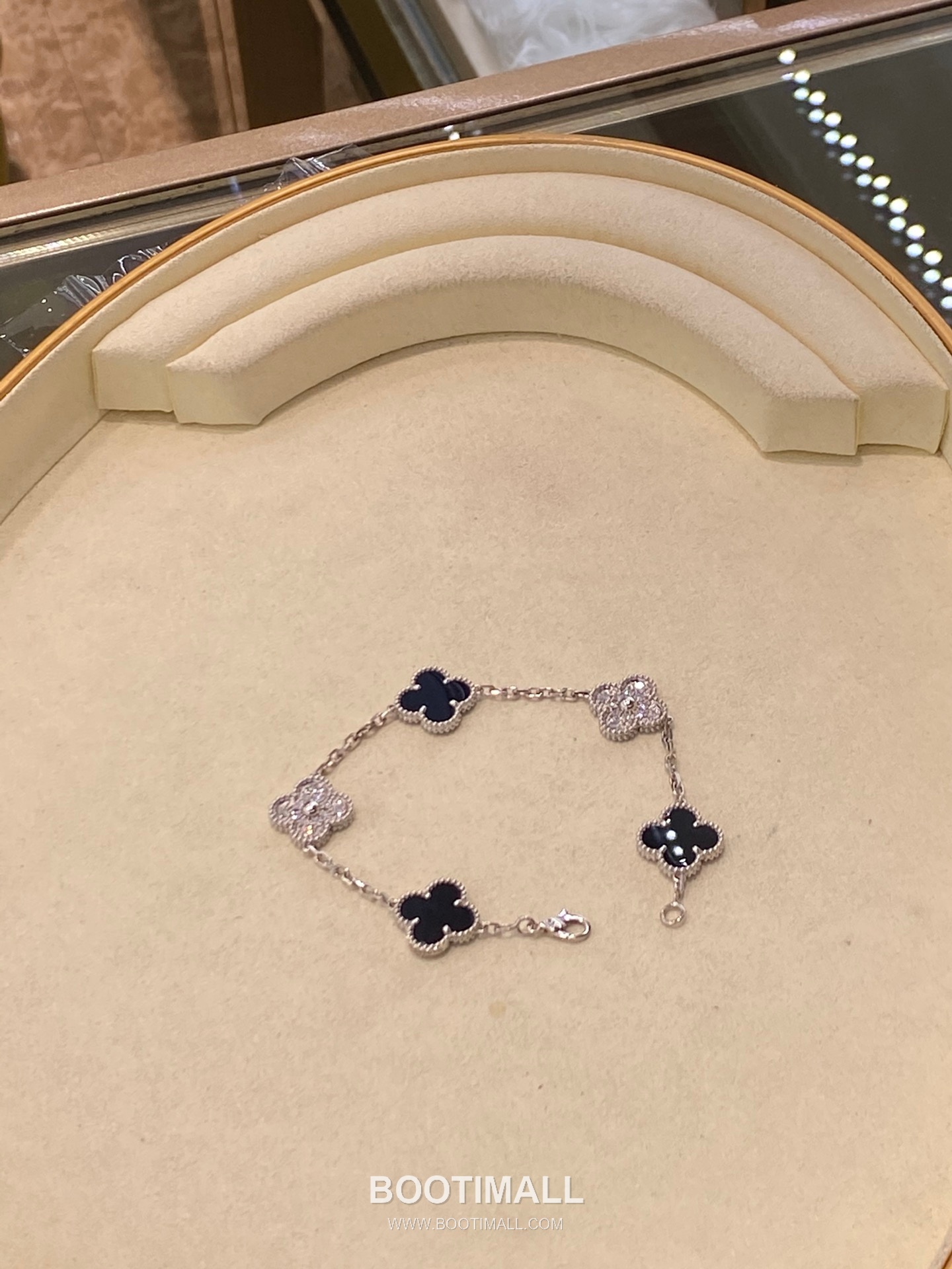 Five Flower Bracelet 18K Gold, Diamond, Black Onyx Black 오화 팔찌 18K 골드, 다이아몬드, 블랙 마노 블랙 16