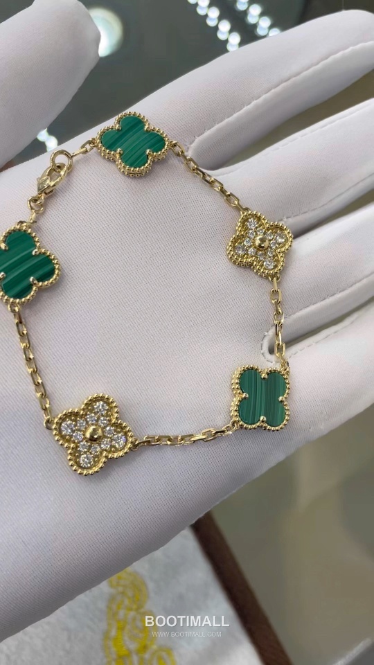 Five Flower Bracelet 18K Gold, Diamond, Black Onyx Black 오화 팔찌 18K 골드, 다이아몬드, 블랙 마노 블랙 17