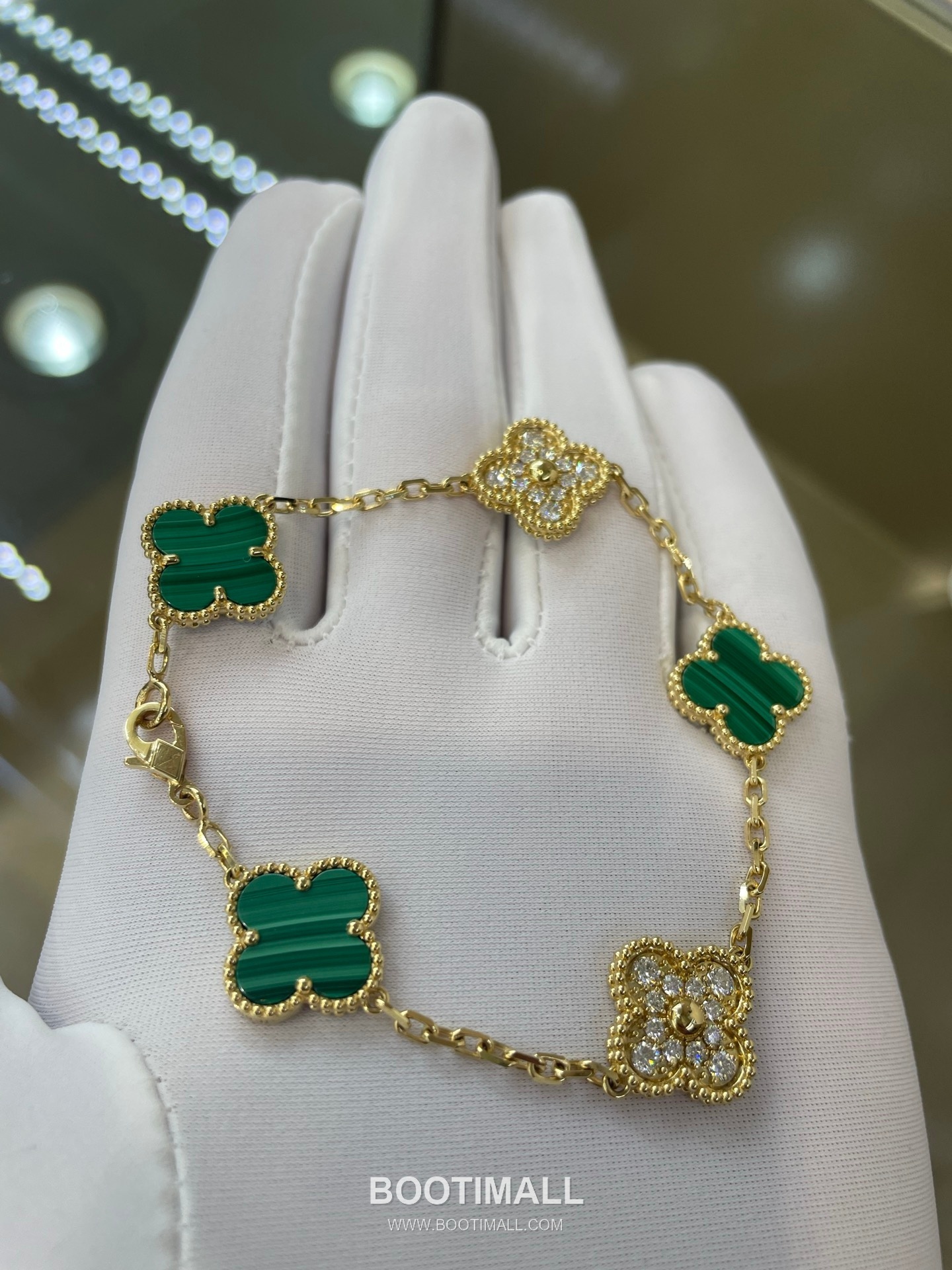 Five Flower Bracelet 18K Gold, Diamond, Black Onyx Black 오화 팔찌 18K 골드, 다이아몬드, 블랙 마노 블랙 18