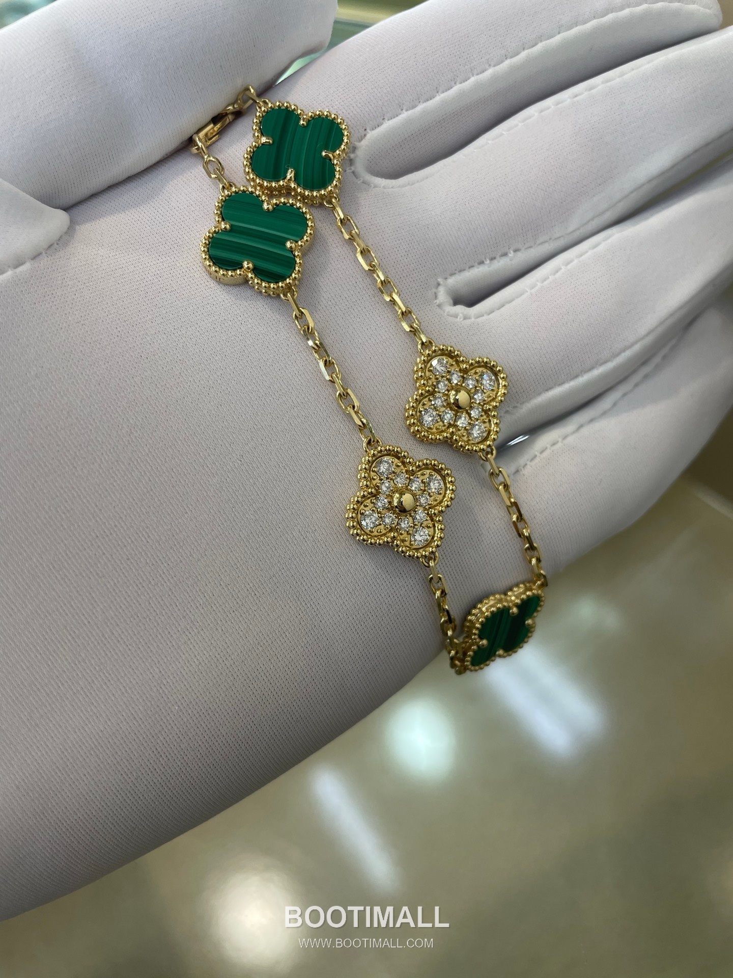 Five Flower Bracelet 18K Gold, Diamond, Black Onyx Black 오화 팔찌 18K 골드, 다이아몬드, 블랙 마노 블랙 19