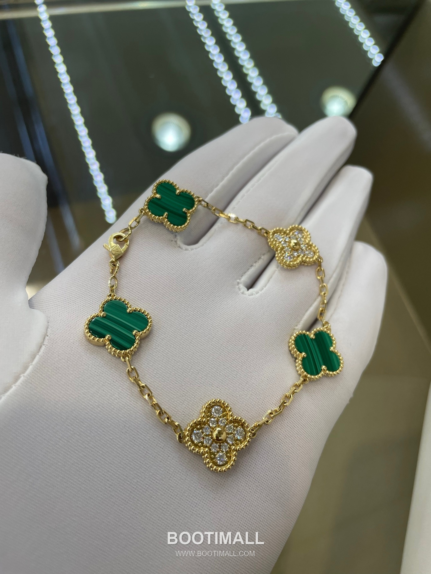 Five Flower Bracelet 18K Gold, Diamond, Black Onyx Black 오화 팔찌 18K 골드, 다이아몬드, 블랙 마노 블랙 23