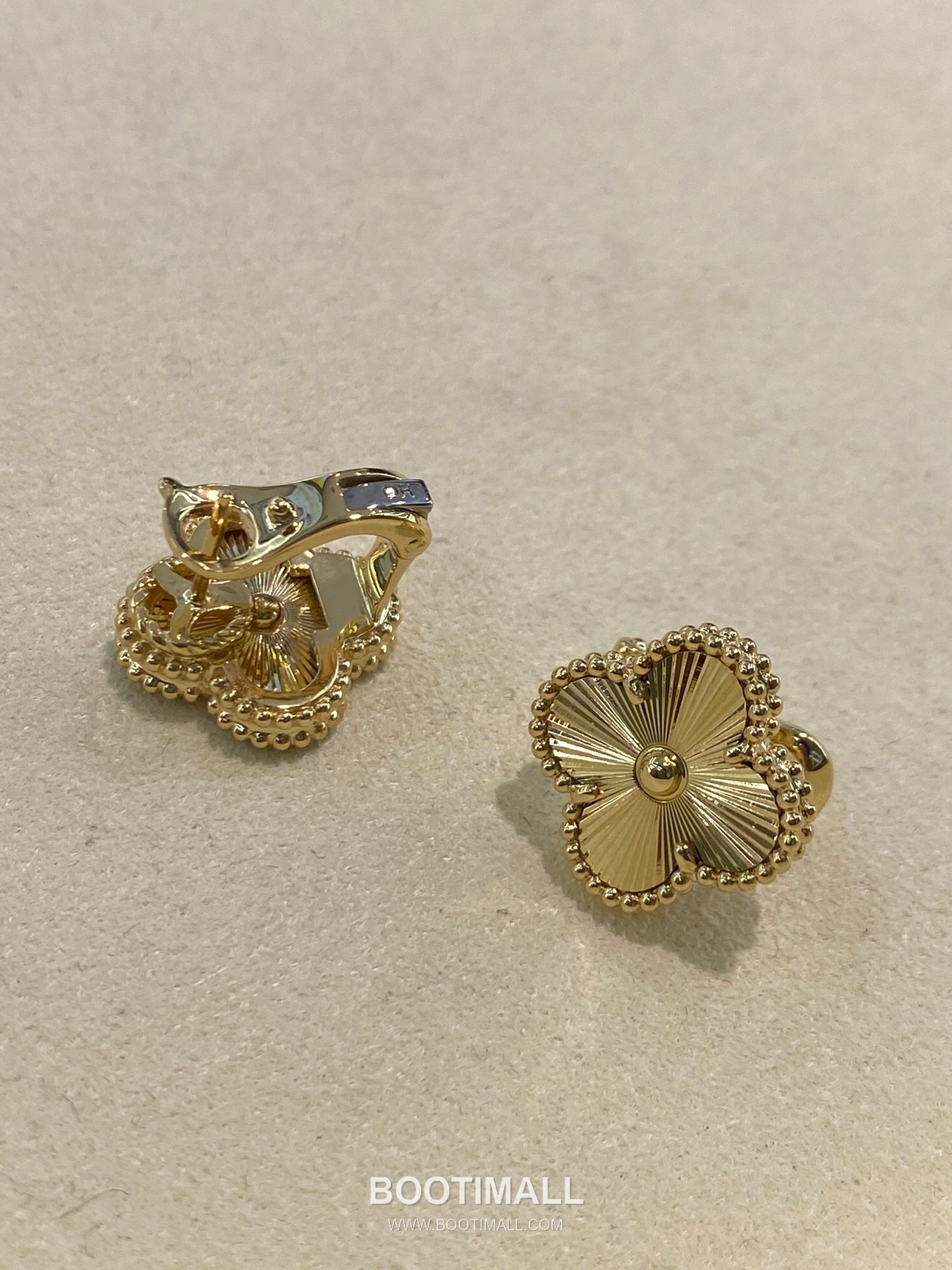 Van Cleef & Arpels Four Leaf Clover Earrings 18K Gold Gold 반클리프 포리프 클로버 귀걸이 18K 골드 골드 1