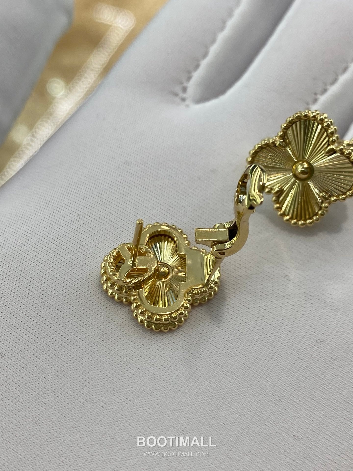 Van Cleef & Arpels Four Leaf Clover Earrings 18K Gold Gold 반클리프 포리프 클로버 귀걸이 18K 골드 골드 2