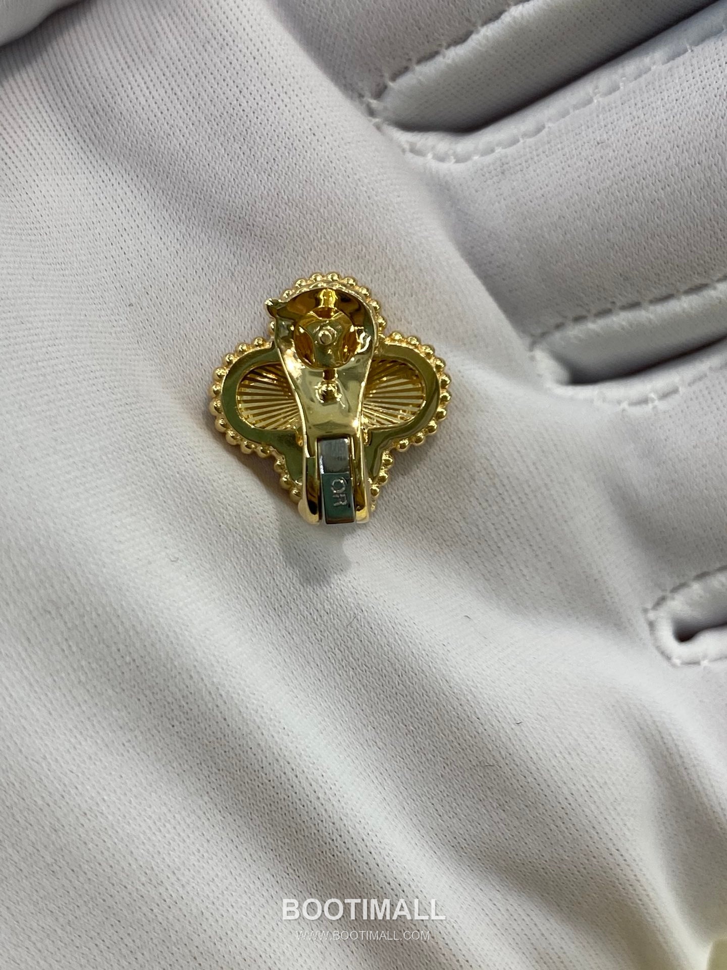 Van Cleef & Arpels Four Leaf Clover Earrings 18K Gold Gold 반클리프 포리프 클로버 귀걸이 18K 골드 골드 3