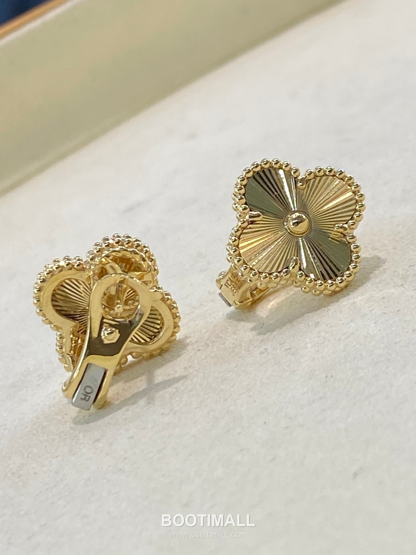 Van Cleef & Arpels Four Leaf Clover Earrings 18K Gold Gold 반클리프 포리프 클로버 귀걸이 18K 골드 골드 5