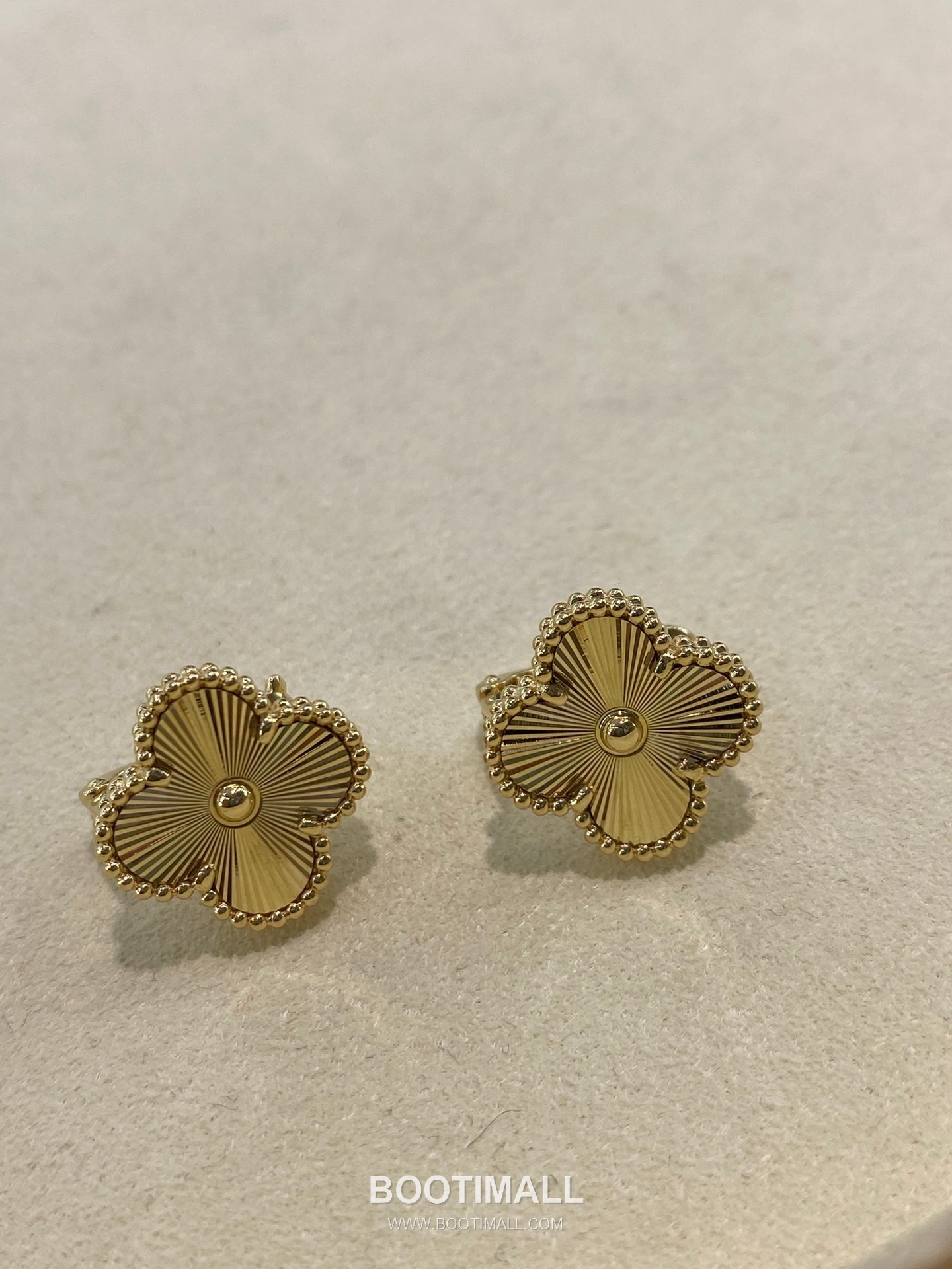 Van Cleef & Arpels Four Leaf Clover Earrings 18K Gold Gold 반클리프 포리프 클로버 귀걸이 18K 골드 골드 17
