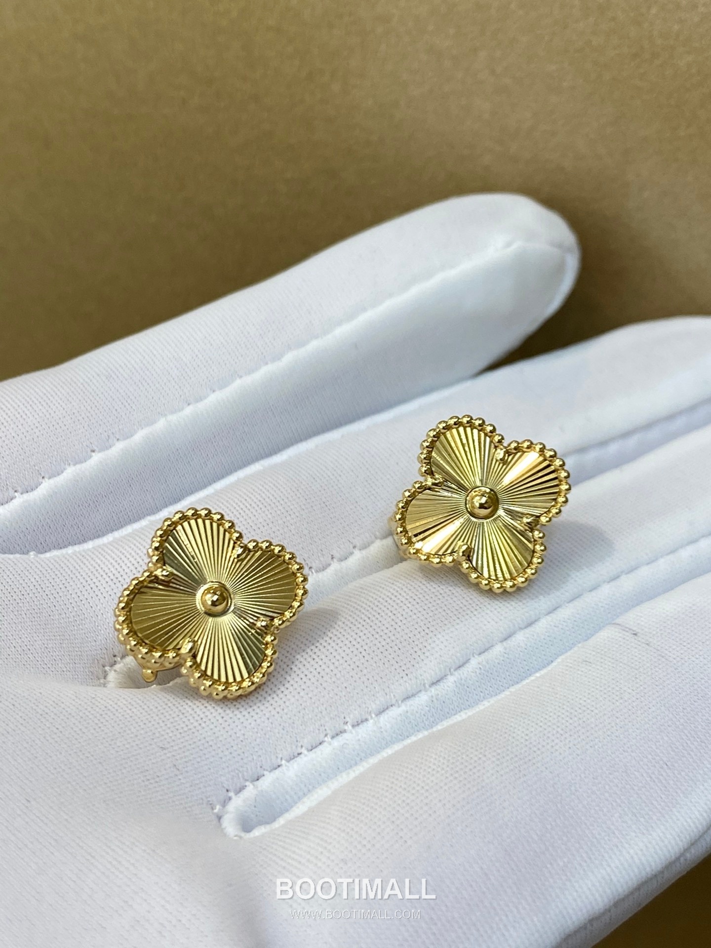 Van Cleef & Arpels Four Leaf Clover Earrings 18K Gold Gold 반클리프 포리프 클로버 귀걸이 18K 골드 골드 18