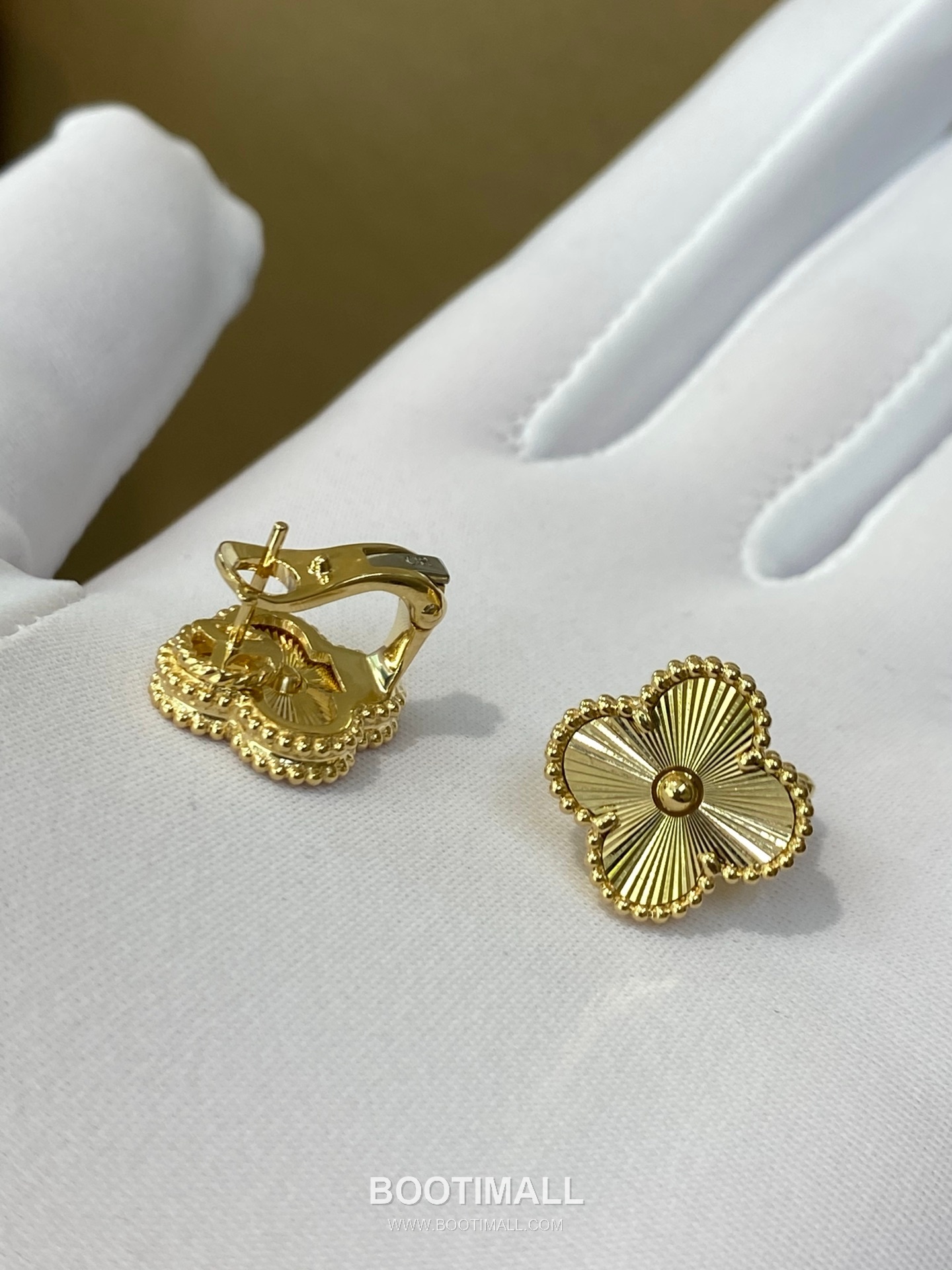 Van Cleef & Arpels Four Leaf Clover Earrings 18K Gold Gold 반클리프 포리프 클로버 귀걸이 18K 골드 골드 19