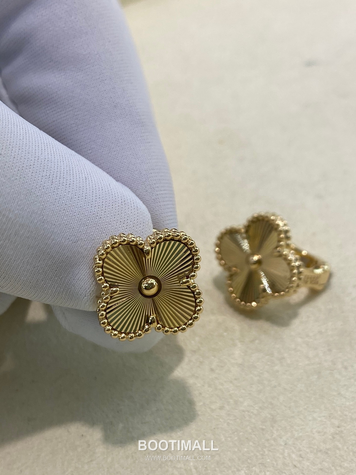 Van Cleef & Arpels Four Leaf Clover Earrings 18K Gold Gold 반클리프 포리프 클로버 귀걸이 18K 골드 골드 20