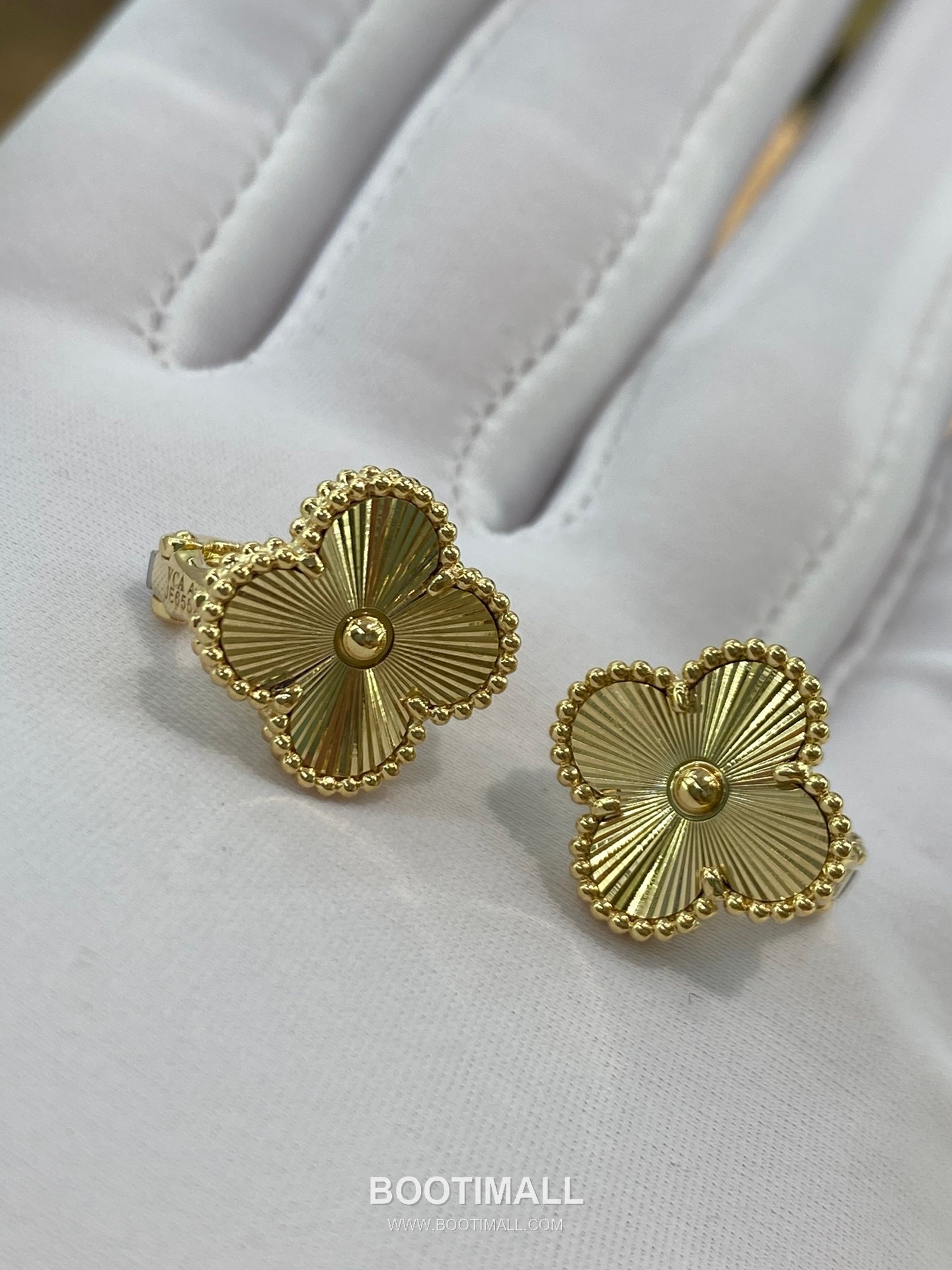 Van Cleef & Arpels Four Leaf Clover Earrings 18K Gold Gold 반클리프 포리프 클로버 귀걸이 18K 골드 골드 21