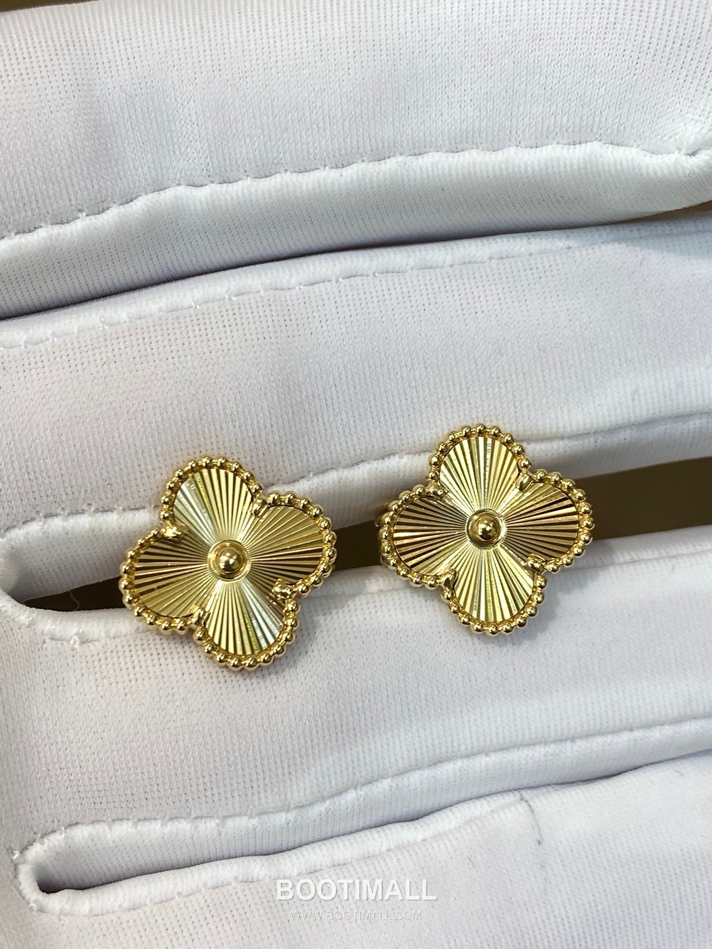 Van Cleef & Arpels Four Leaf Clover Earrings 18K Gold Gold 반클리프 포리프 클로버 귀걸이 18K 골드 골드 22