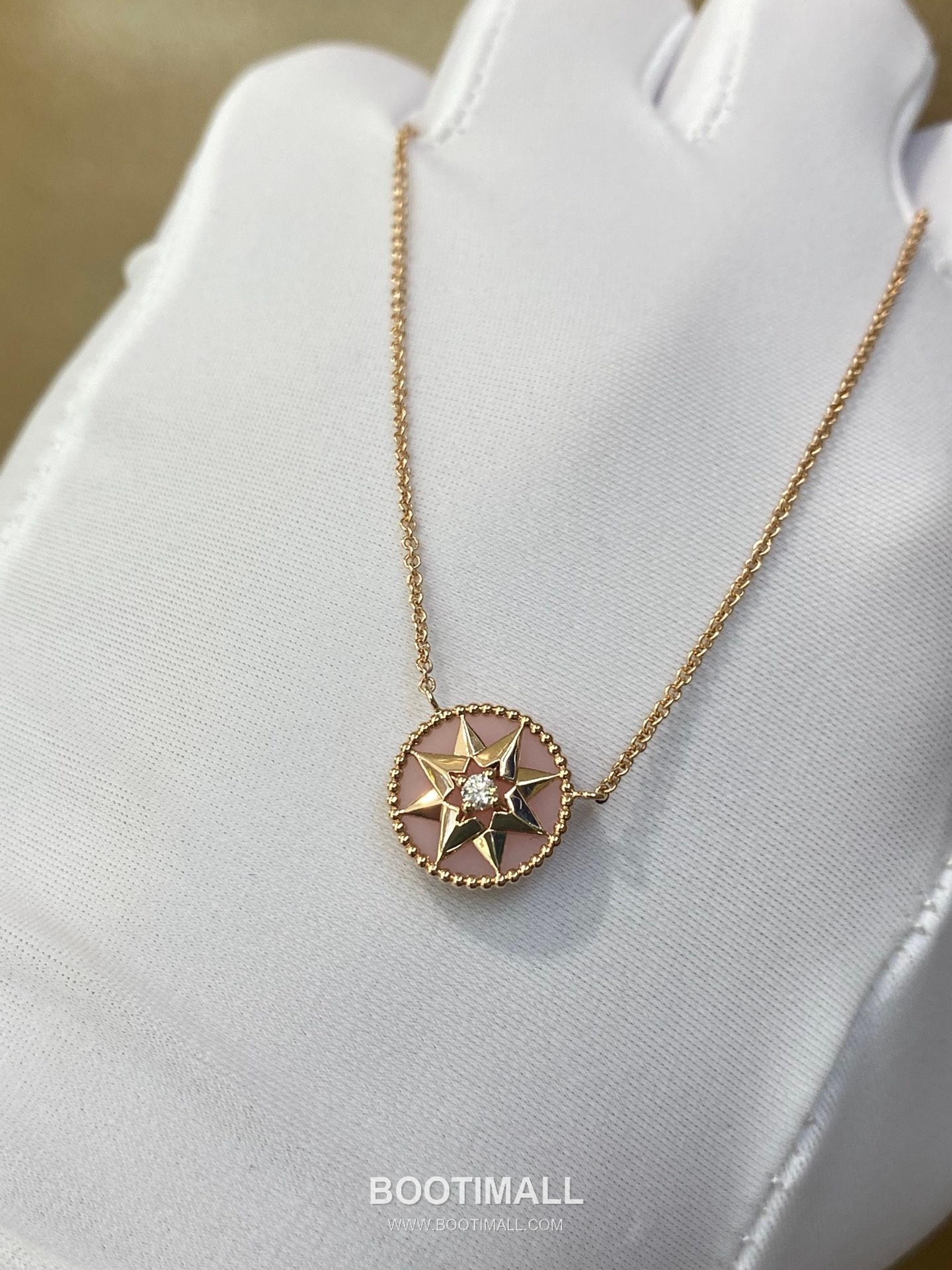 Piaget Eight Star Compass Necklace 18K Gold, Diamond, Pink Opal Pink 피아제 팔각별 나침반 목걸이 18K 골드, 다이아몬드, 핑크 오팔 핑크 8