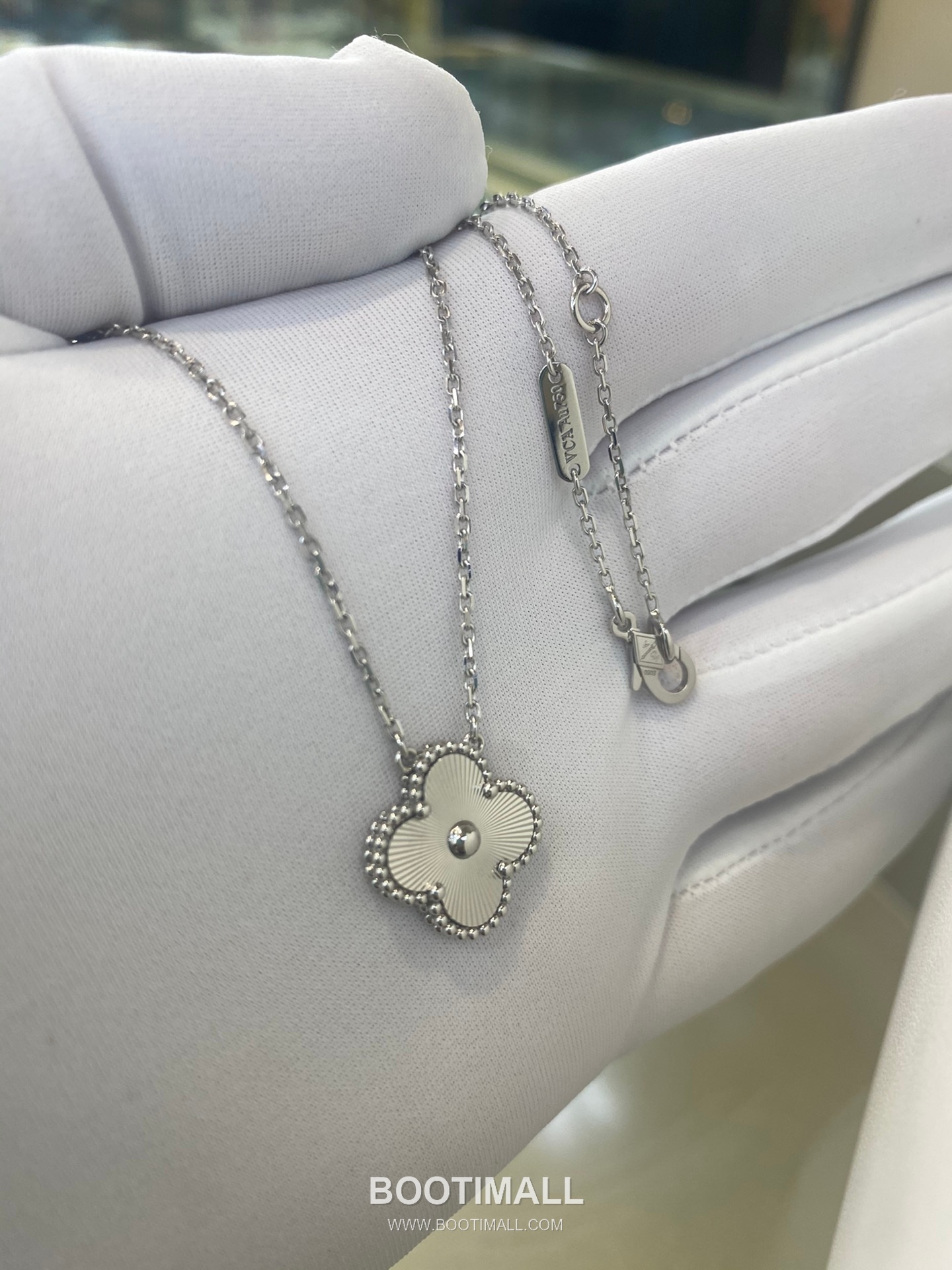 Van Cleef & Arpels Clover Openwork Pendant 18K Gold Gold Necklace 반클리프 클로버 오픈워크 펜던트 18K 골드 골드 목걸이 3