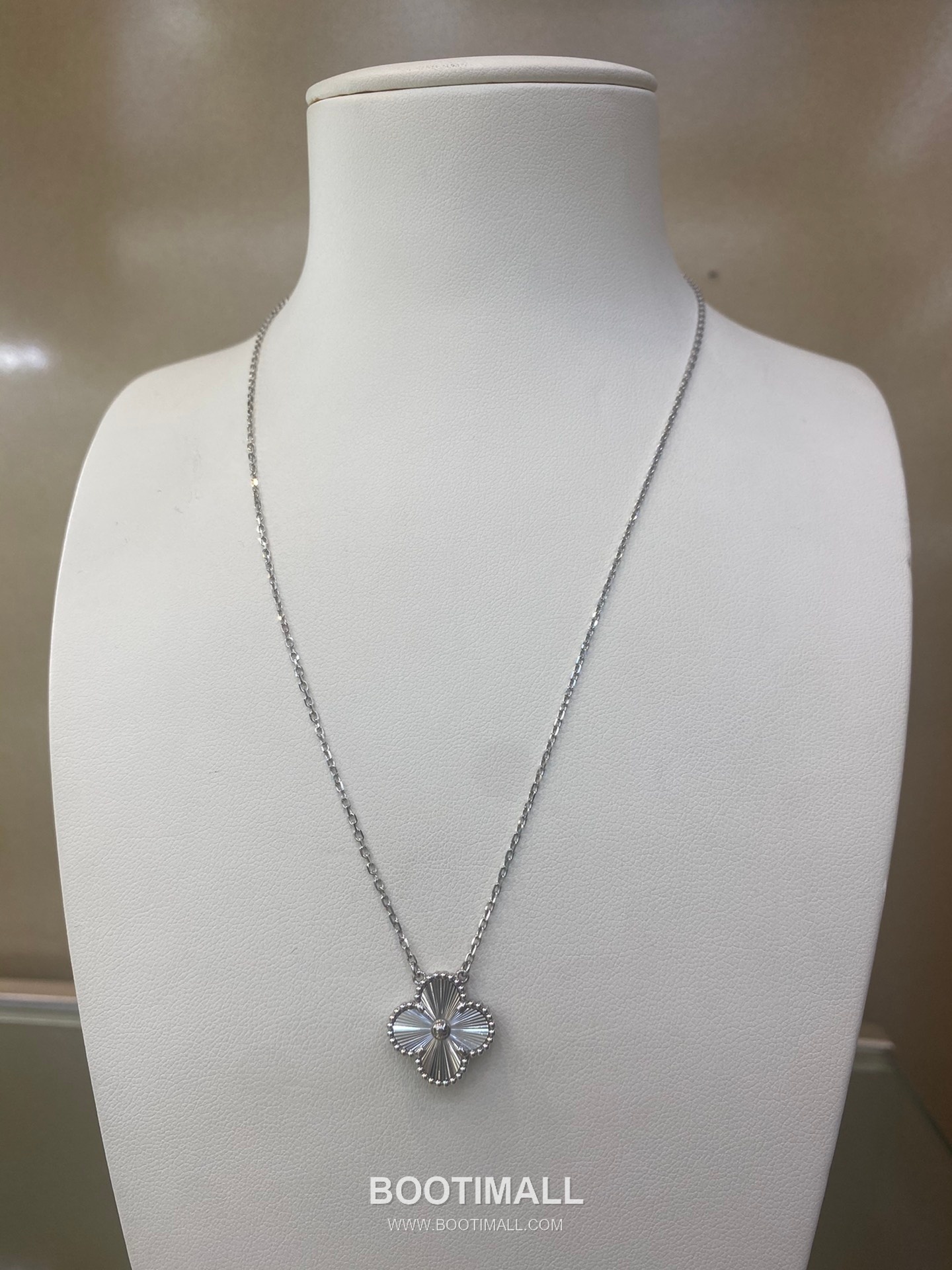 Van Cleef & Arpels Clover Openwork Pendant 18K Gold Gold Necklace 반클리프 클로버 오픈워크 펜던트 18K 골드 골드 목걸이 8
