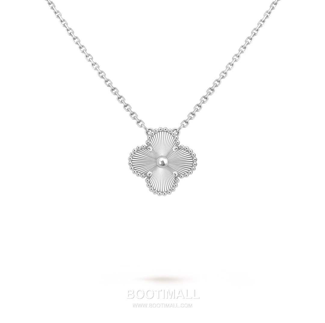 Van Cleef & Arpels Clover Openwork Pendant 18K Gold Gold Necklace 반클리프 클로버 오픈워크 펜던트 18K 골드 골드 목걸이 9