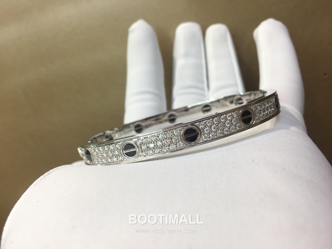 Cartier Black Stud Diamond Bracelet 18K Gold, Diamond, Black Onyx Black 까르띠에 블랙 스터드 다이아몬드 팔찌 18K 골드, 다이아몬드, 블랙 마노 블랙 10