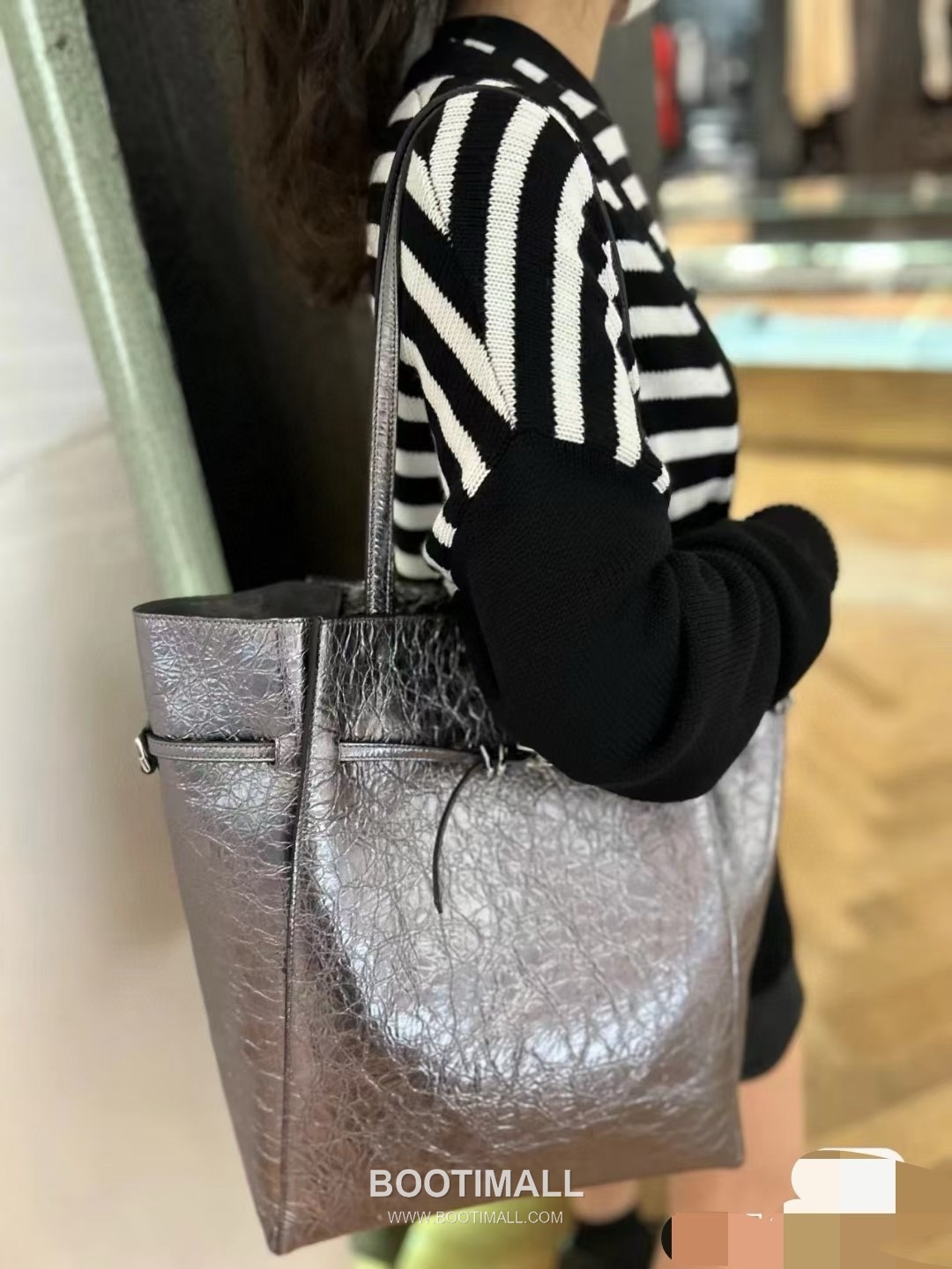 Givenchy Voyou Tote Calfskin Leather Silver Tote Bag 지방시 보야주 토트 카프스킨 레더 실버 토트백 31cm 2