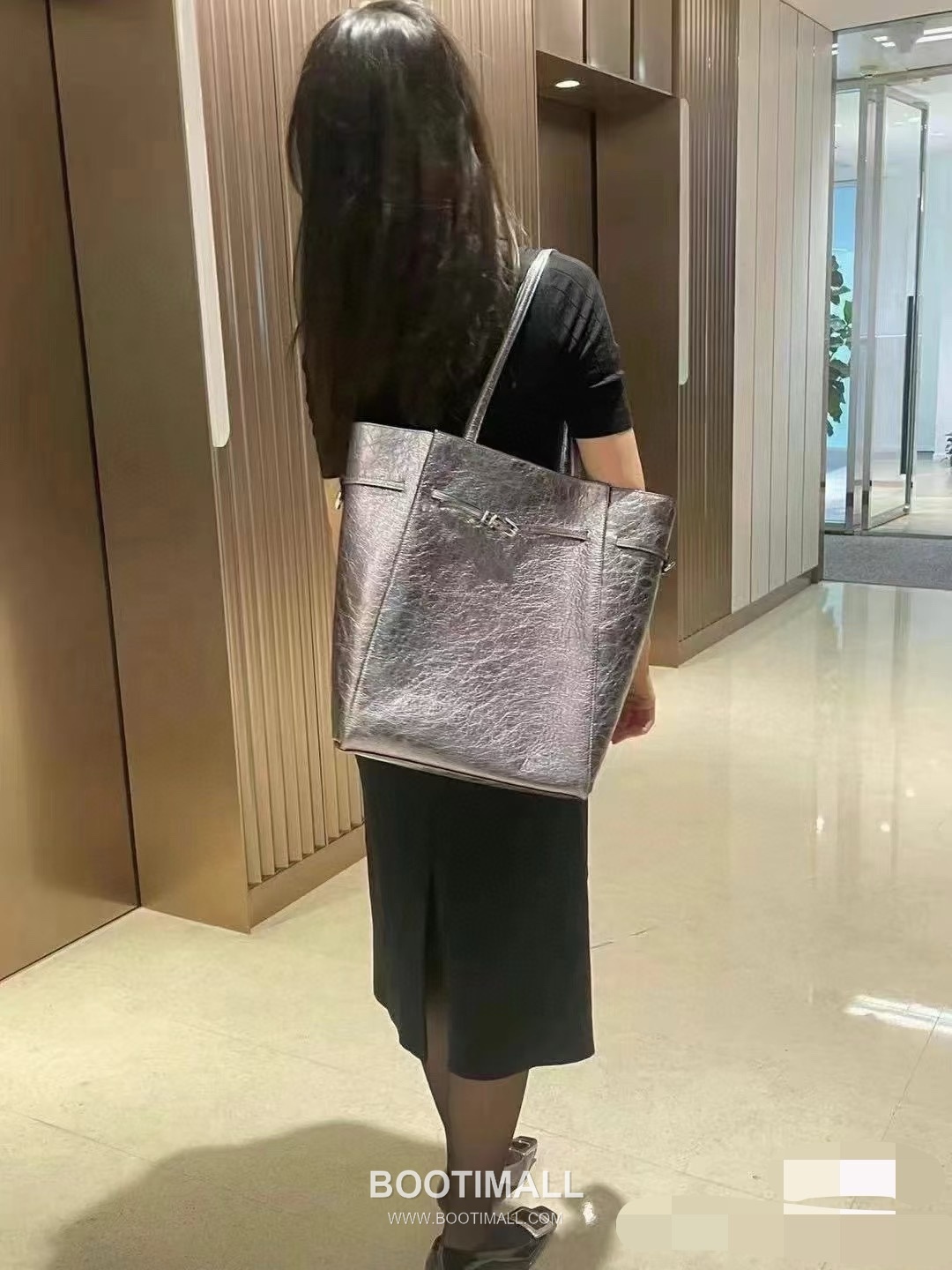 Givenchy Voyou Tote Calfskin Leather Silver Tote Bag 지방시 보야주 토트 카프스킨 레더 실버 토트백 31cm 4