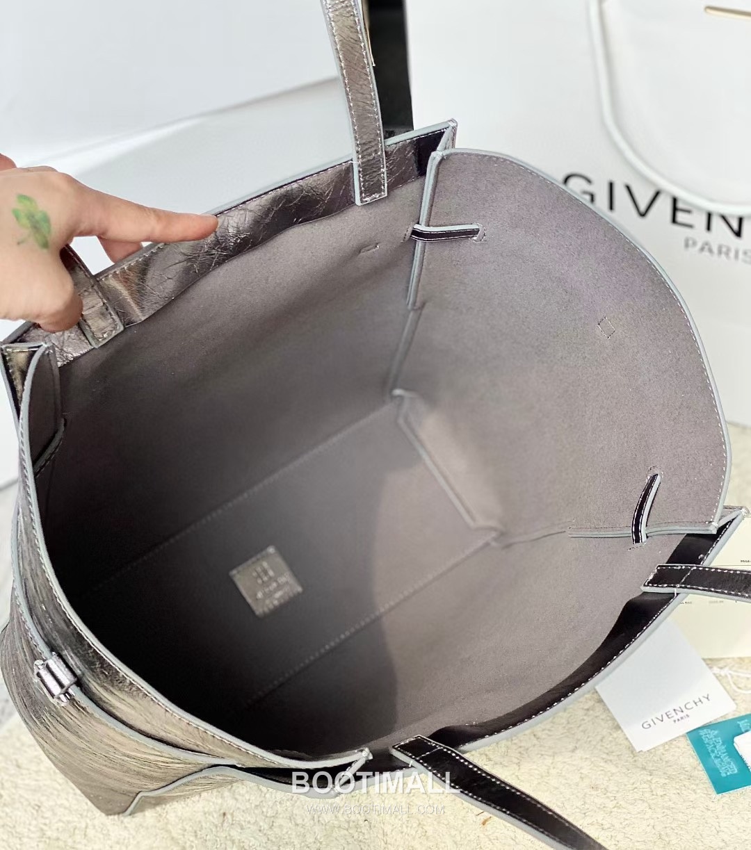 Givenchy Voyou Tote Calfskin Leather Silver Tote Bag 지방시 보야주 토트 카프스킨 레더 실버 토트백 31cm 17