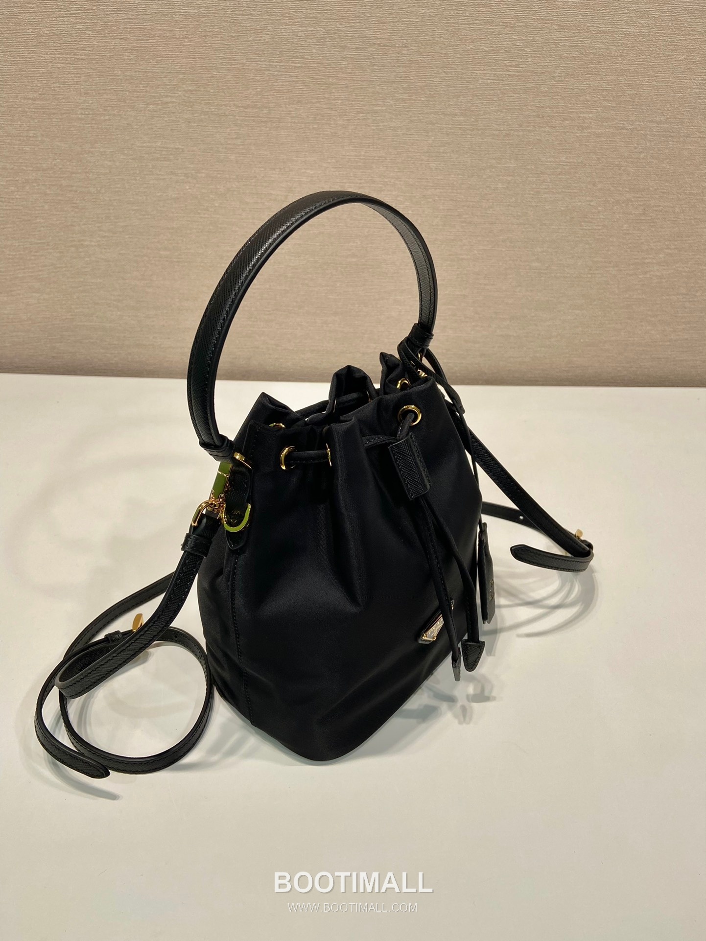 Fendi Upgraded Bucket Bag Nylon, Cowhide Leather Black 펜디 업그레이드 버킷백 나일론, 소가죽 블랙 19.5cm 4