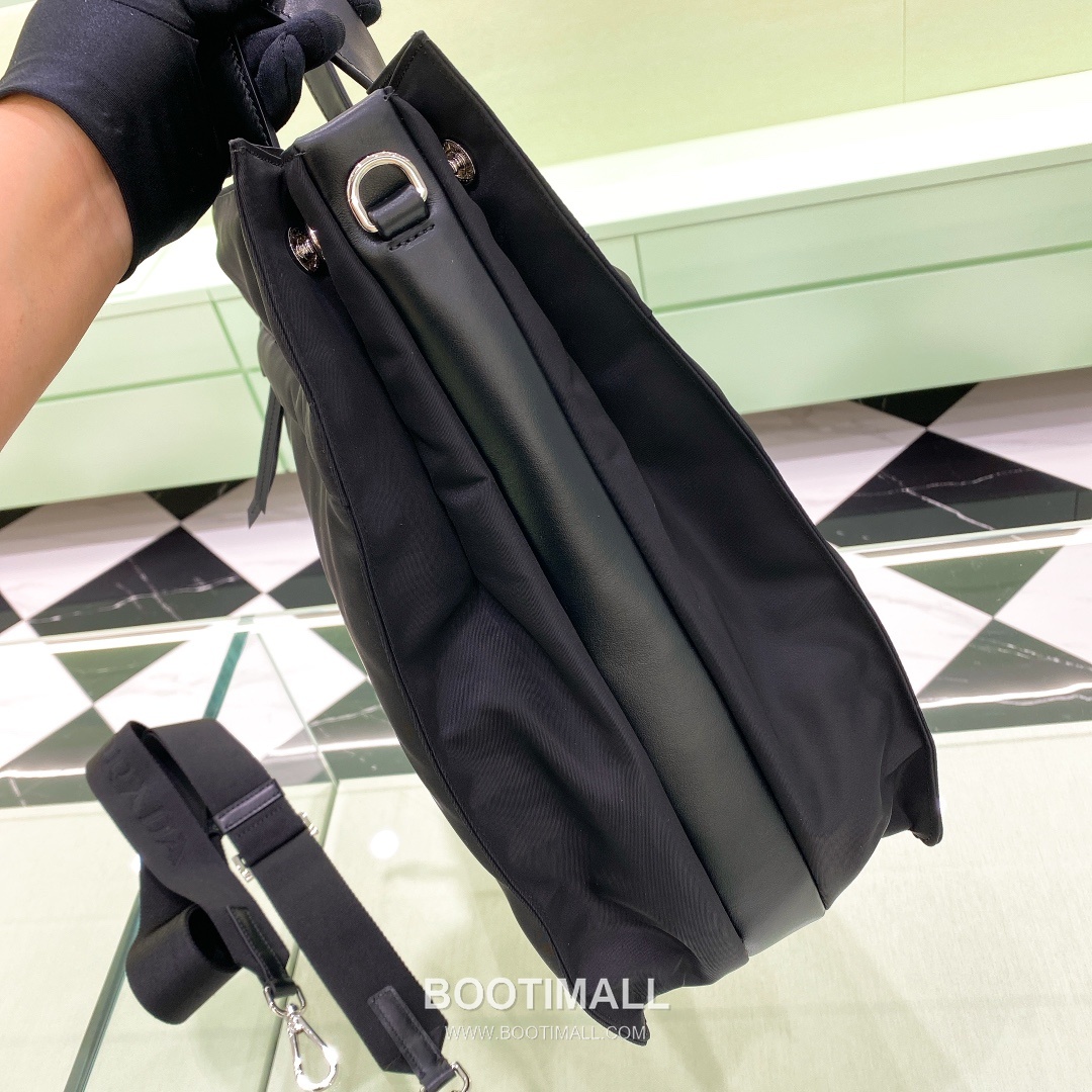Prada Re-Nylon Tote Bag Recycled Nylon Black 프라다 리-나일론 토트백 2VG076 재생 나일론 블랙 38cm 12