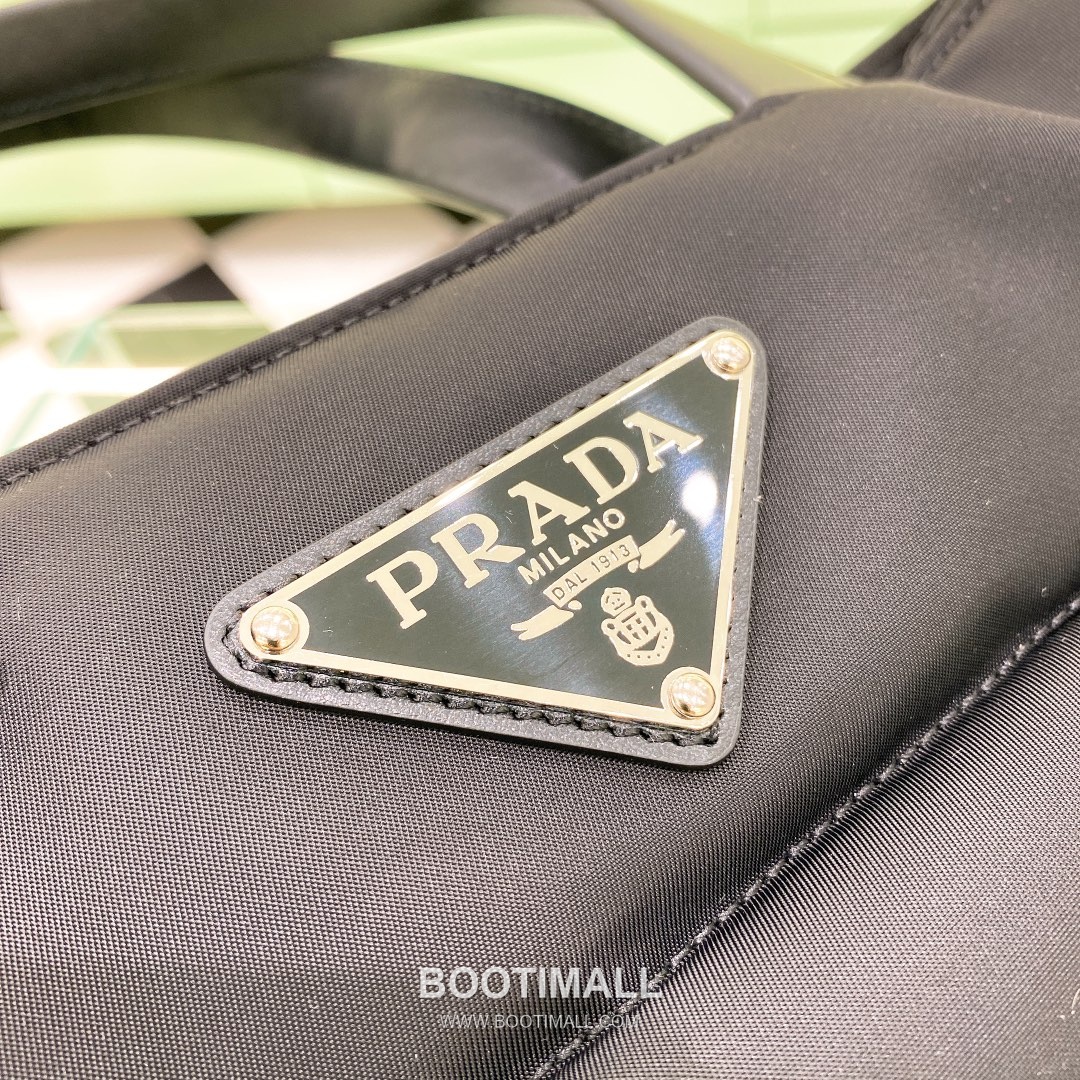 Prada Re-Nylon Tote Bag Recycled Nylon Black 프라다 리-나일론 토트백 2VG076 재생 나일론 블랙 38cm 13