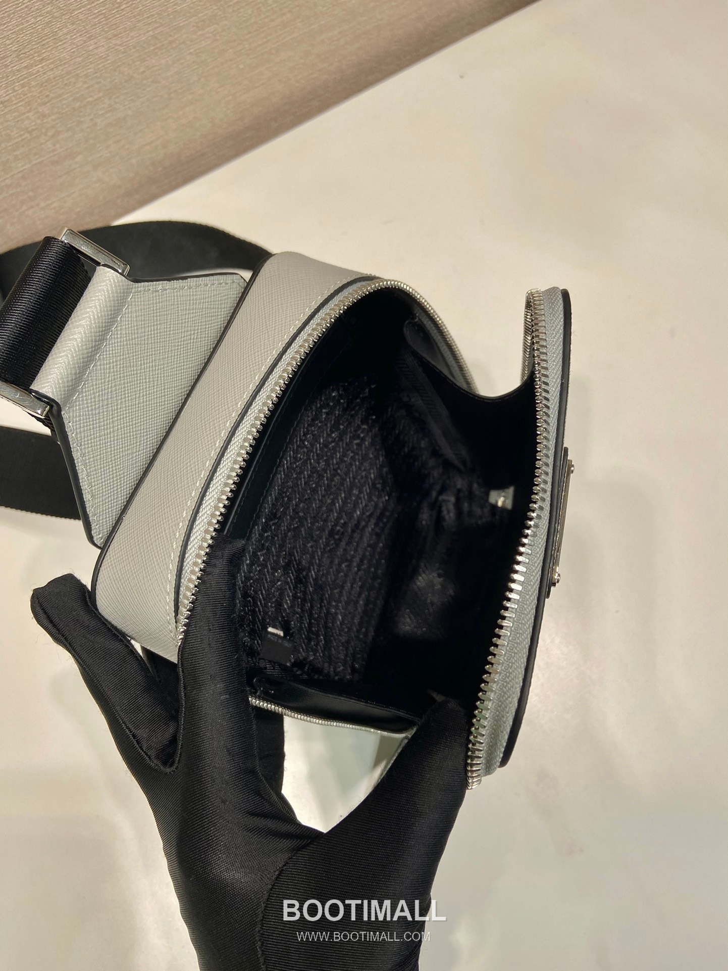 Prada Chest Bag Crossgrain Cowhide Leather New Color 프라다 2VZ106 체스트백 크로스그레인 소가죽 신상 컬러 20cm 8