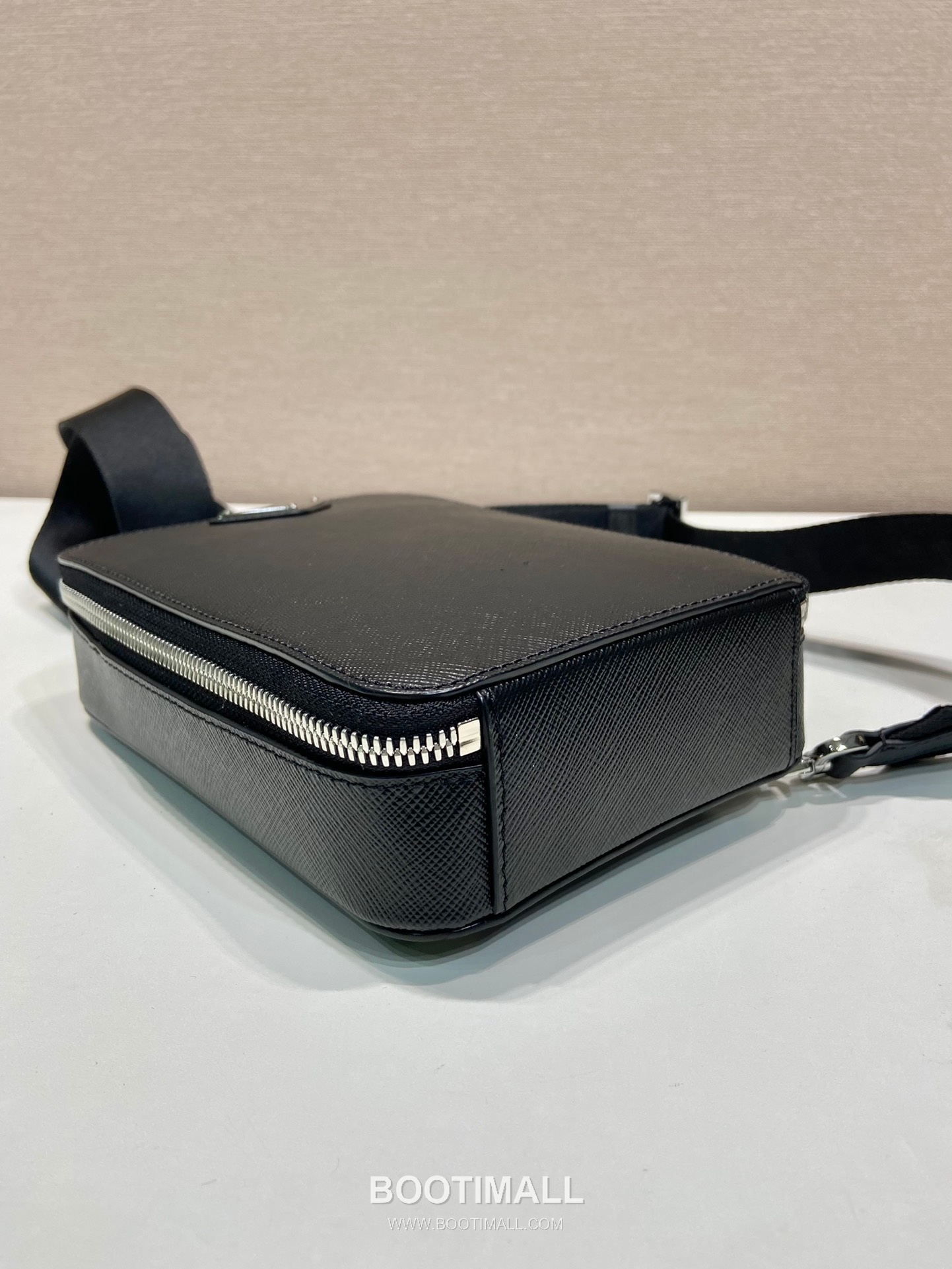 Prada Chest Bag Crossgrain Cowhide Leather Black 프라다 2VZ106 체스트백 크로스그레인 소가죽 블랙 20cm 8