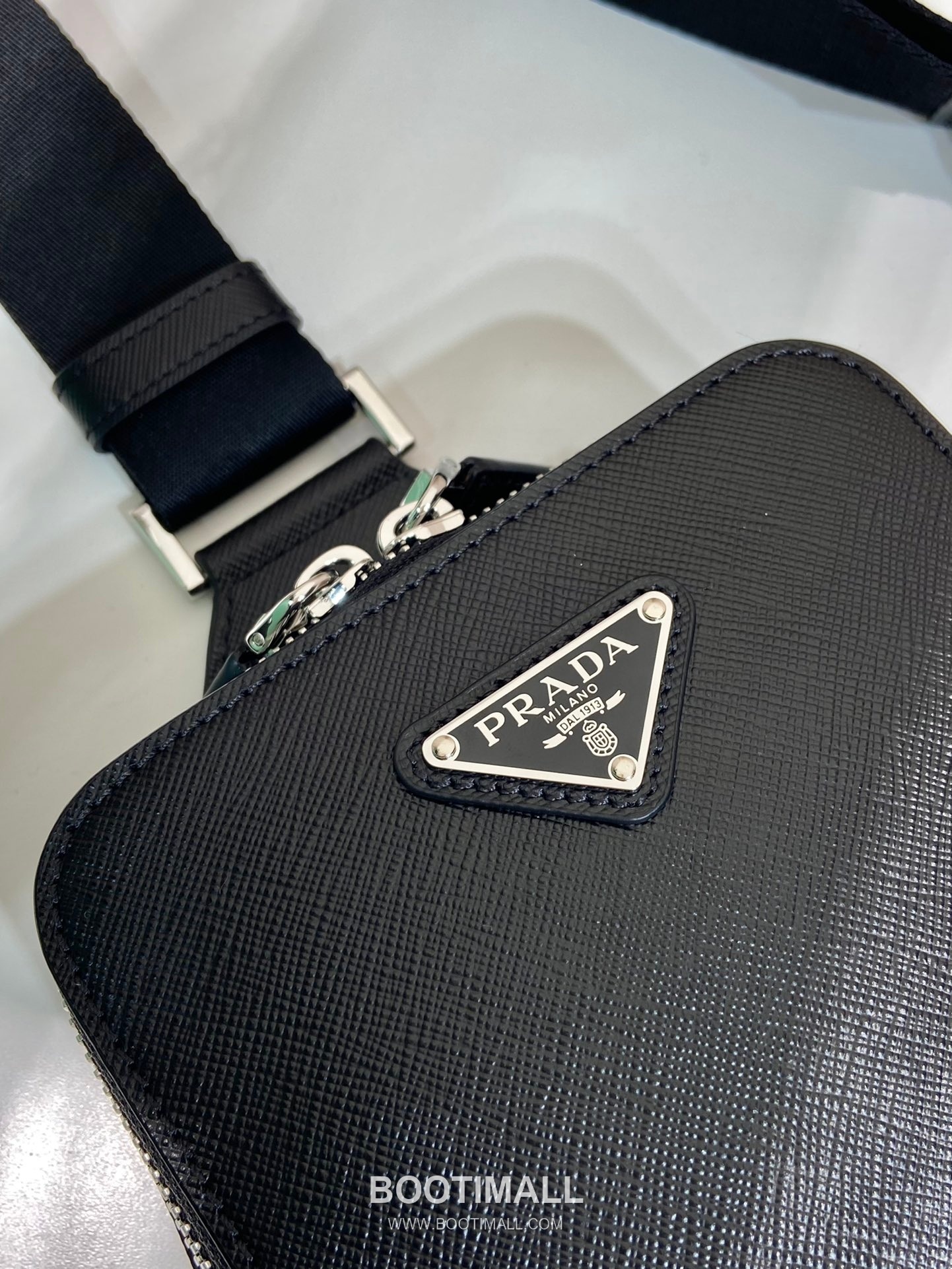 Prada Chest Bag Crossgrain Cowhide Leather Black 프라다 2VZ106 체스트백 크로스그레인 소가죽 블랙 20cm 9