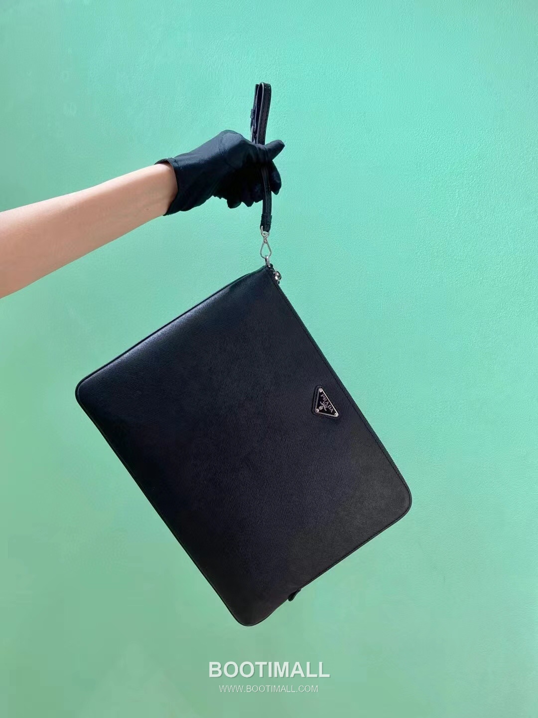 Prada Large Pouch Cross-Grain Calf Leather Black 프라다 2NH023 라지 파우치 크로스그레인 카프스킨 블랙 34cm 1