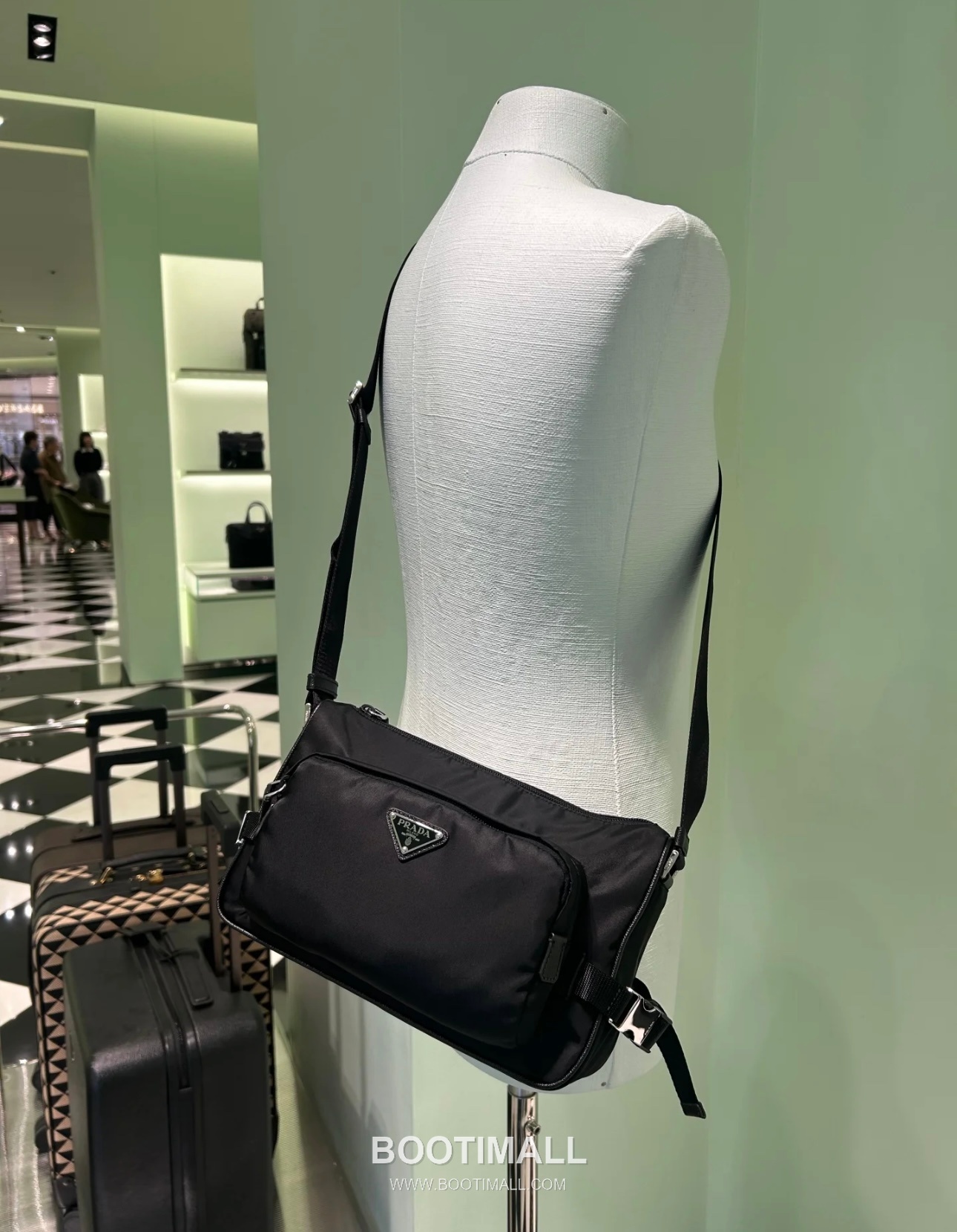 Prada Messenger Bag Re-Nylon, Saffiano Leather Trim Black 프라다 2VH192 메신저백 리나일론, 사피아노 레더 트리밍 블랙 28cm 2