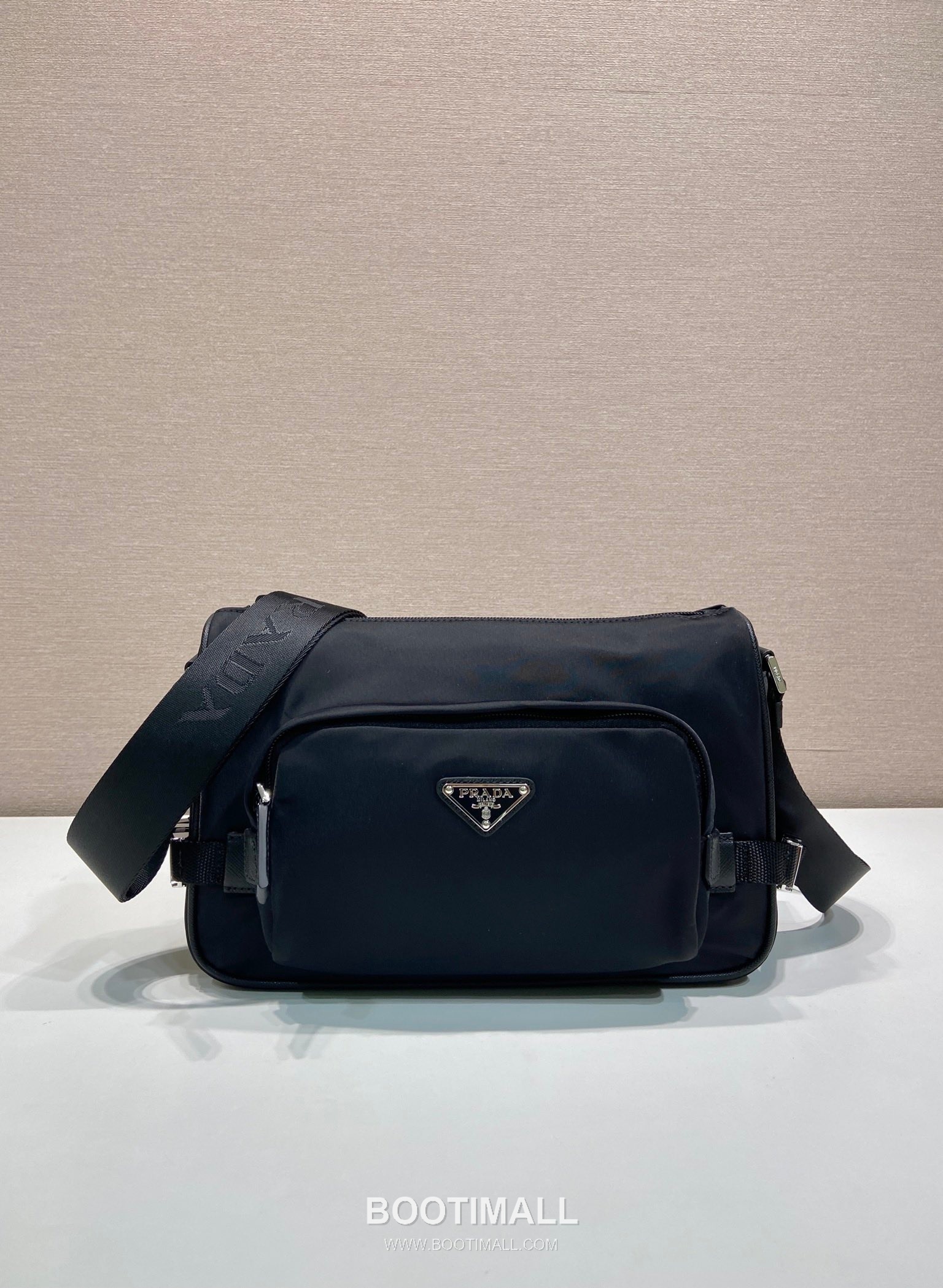 Prada Messenger Bag Re-Nylon, Saffiano Leather Trim Black 프라다 2VH192 메신저백 리나일론, 사피아노 레더 트리밍 블랙 28cm 3