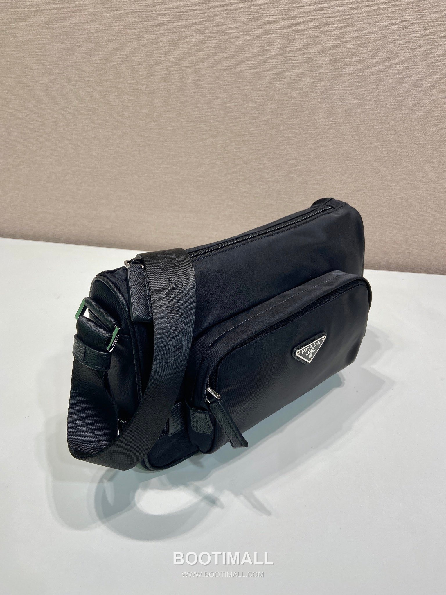 Prada Messenger Bag Re-Nylon, Saffiano Leather Trim Black 프라다 2VH192 메신저백 리나일론, 사피아노 레더 트리밍 블랙 28cm 4