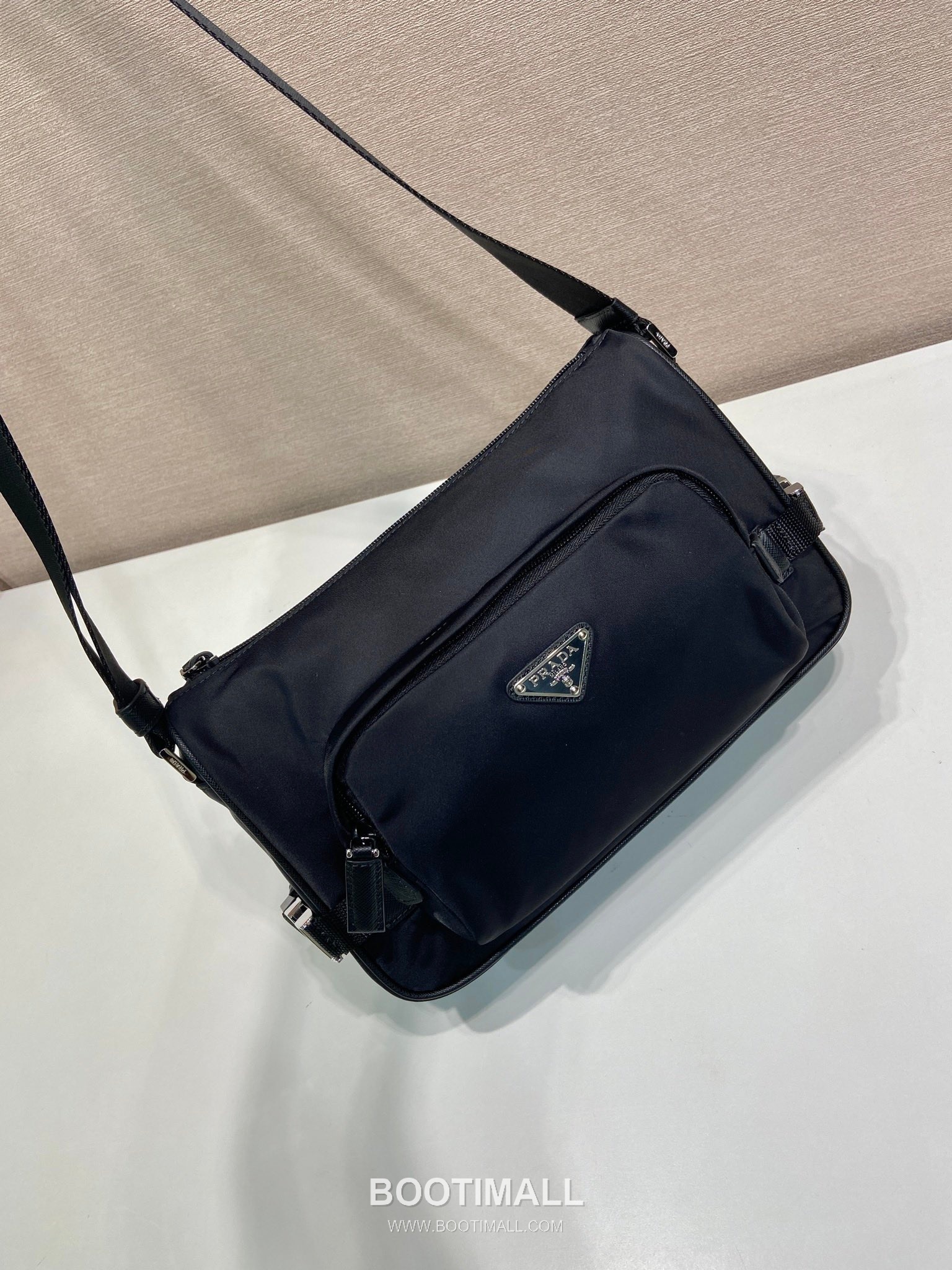 Prada Messenger Bag Re-Nylon, Saffiano Leather Trim Black 프라다 2VH192 메신저백 리나일론, 사피아노 레더 트리밍 블랙 28cm 5