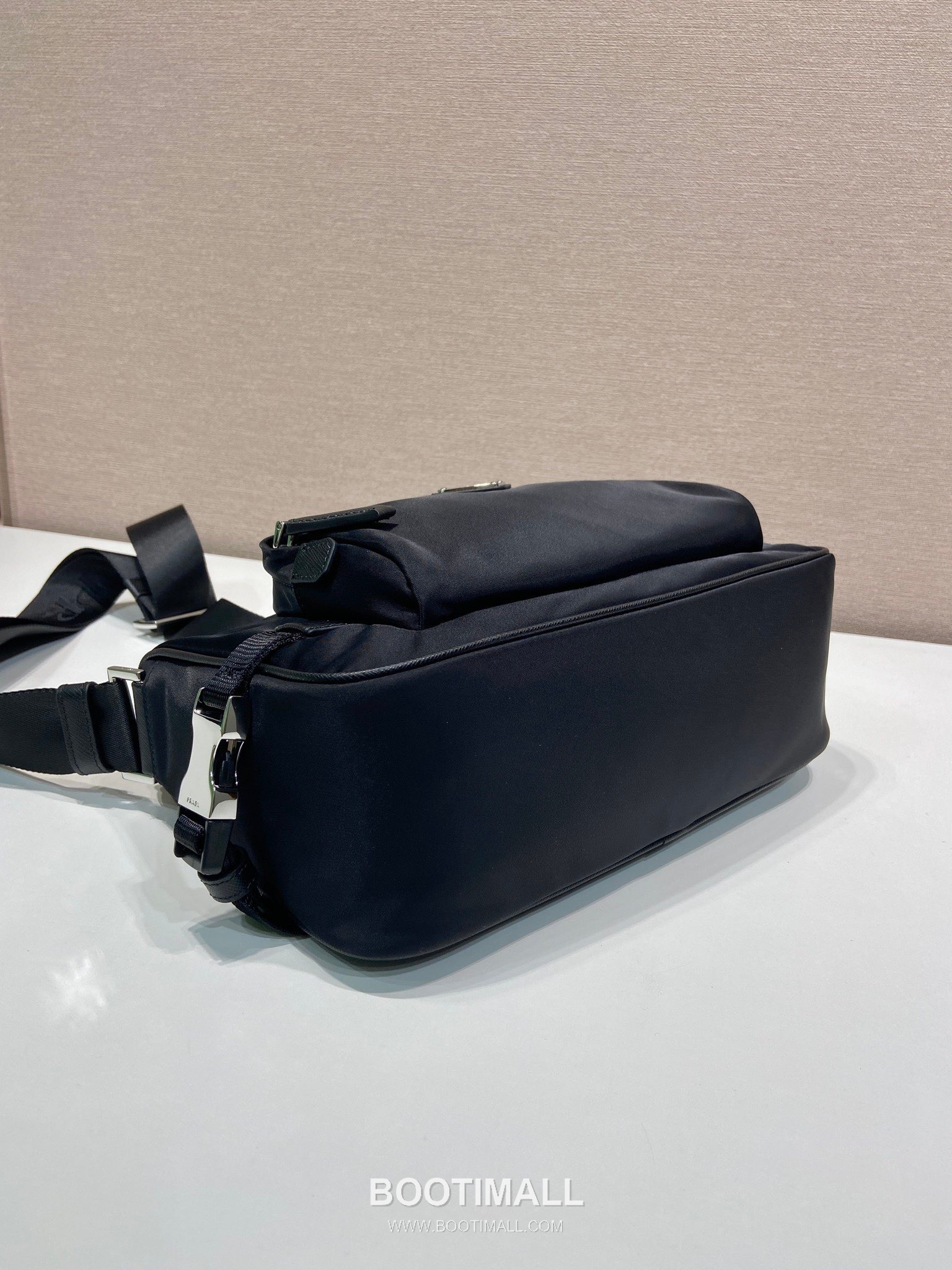 Prada Messenger Bag Re-Nylon, Saffiano Leather Trim Black 프라다 2VH192 메신저백 리나일론, 사피아노 레더 트리밍 블랙 28cm 8