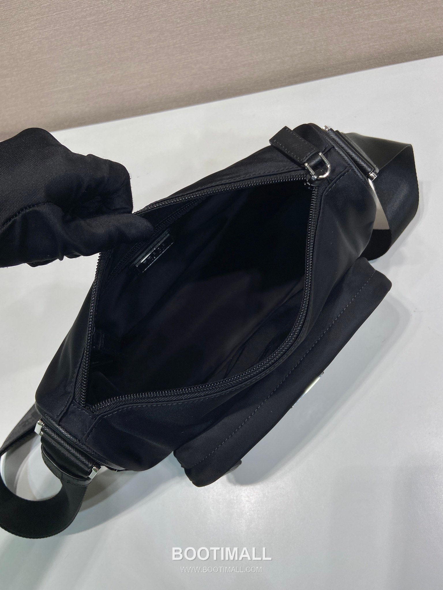 Prada Messenger Bag Re-Nylon, Saffiano Leather Trim Black 프라다 2VH192 메신저백 리나일론, 사피아노 레더 트리밍 블랙 28cm 10