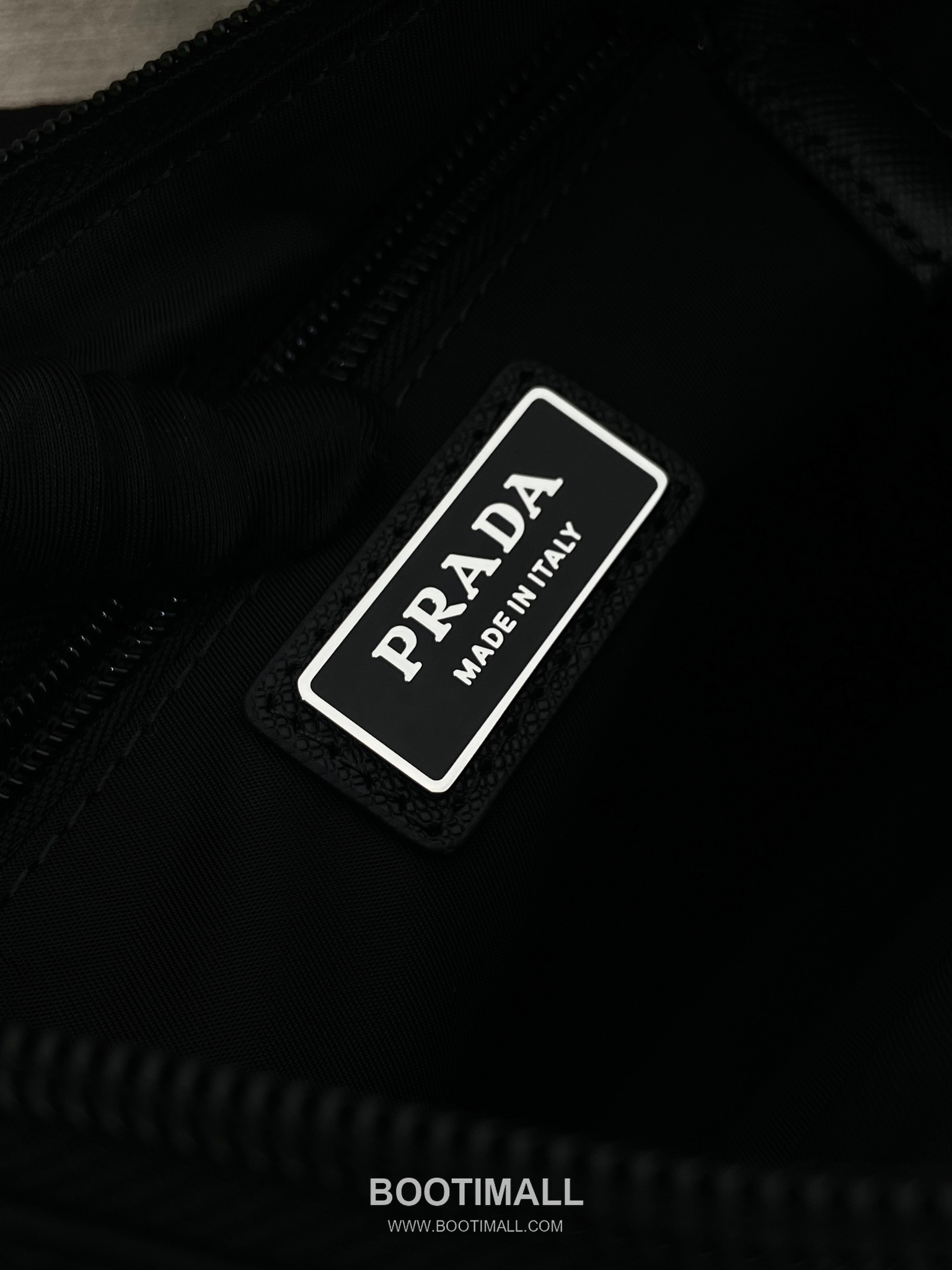Prada Messenger Bag Re-Nylon, Saffiano Leather Trim Black 프라다 2VH192 메신저백 리나일론, 사피아노 레더 트리밍 블랙 28cm 11
