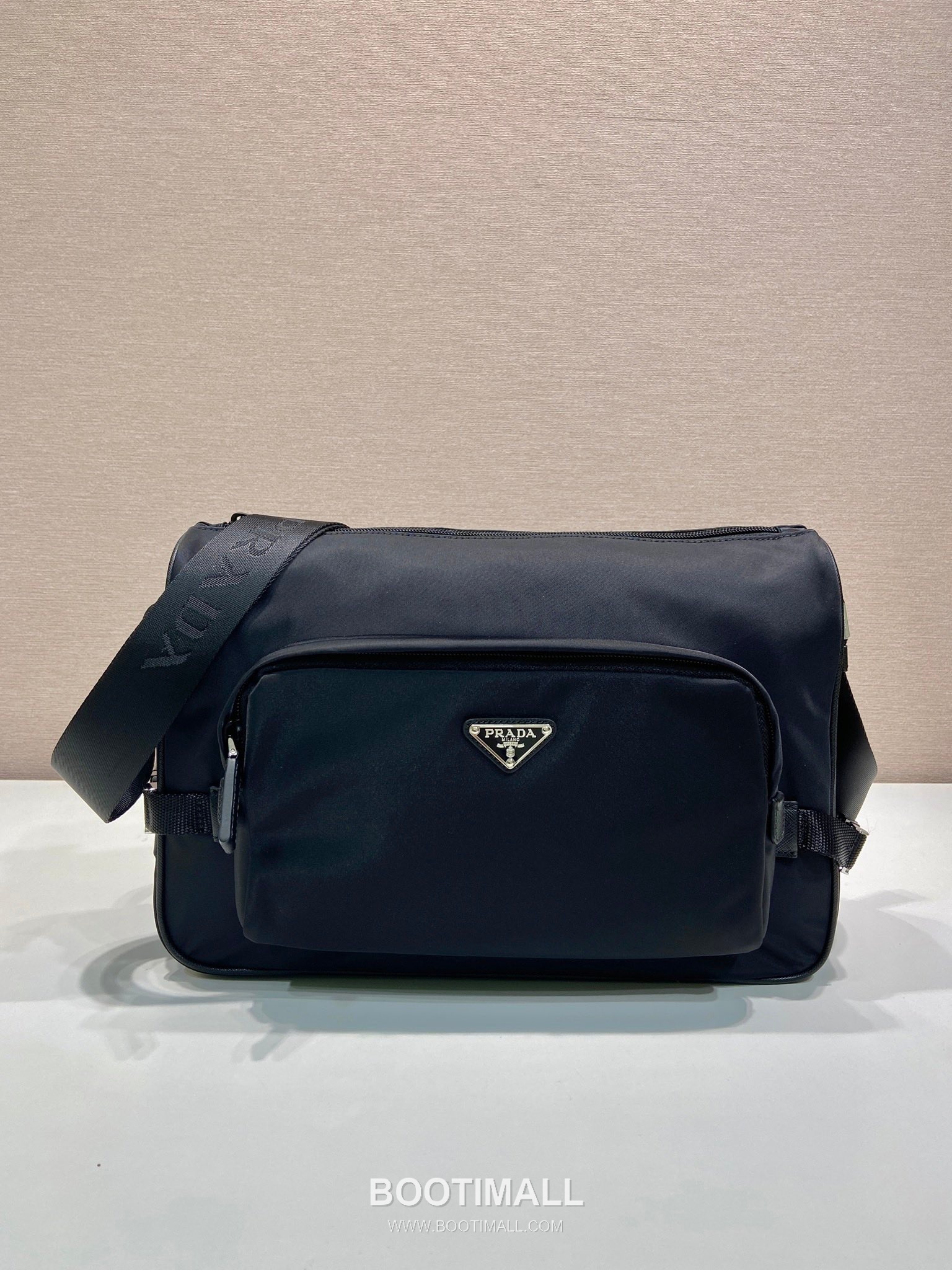 Prada Messenger Bag Re-Nylon, Saffiano Leather Black 프라다 2VH191 메신저백 라지 리나일론, 사피아노 레더 블랙 35cm 4