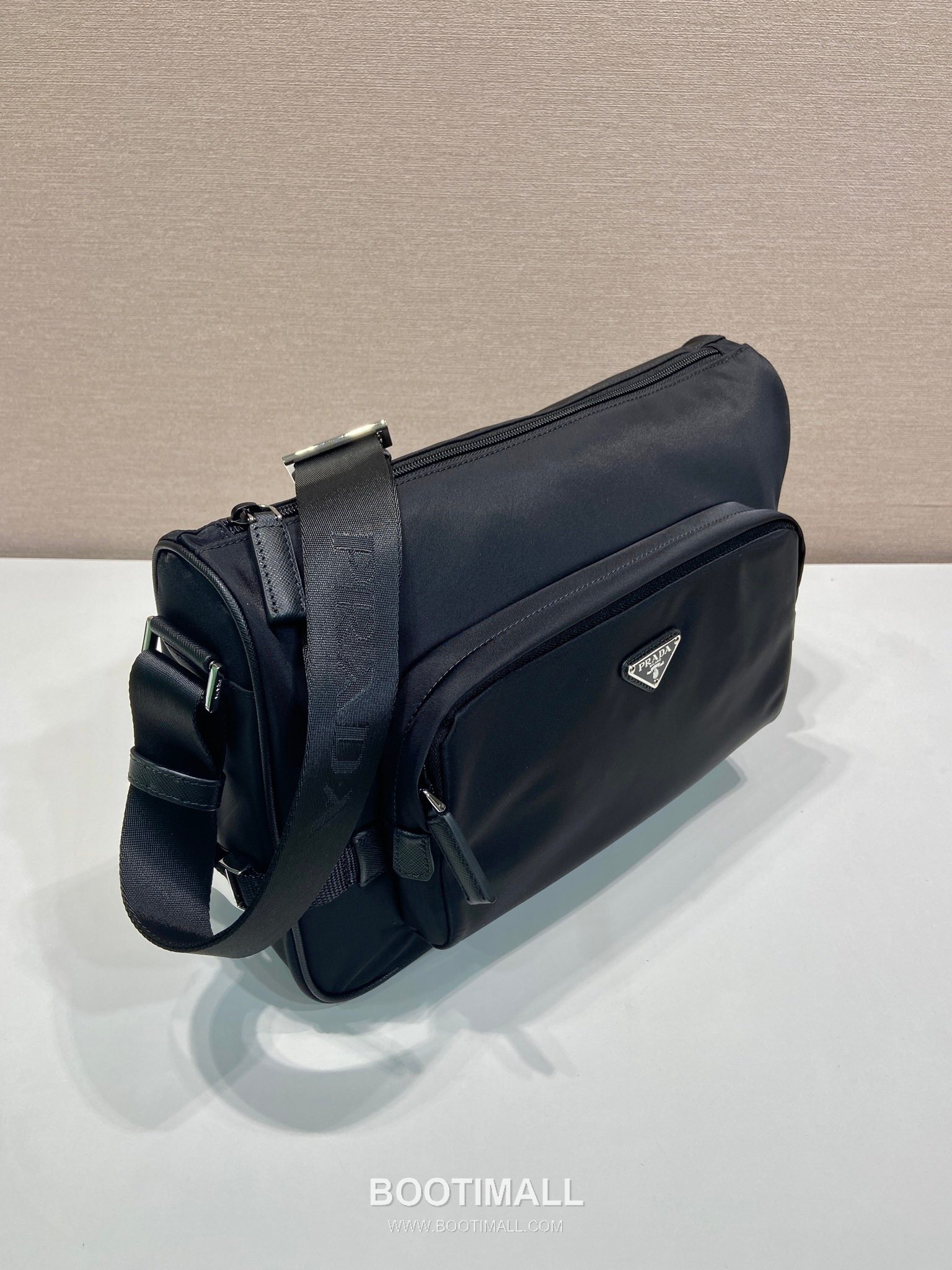 Prada Messenger Bag Re-Nylon, Saffiano Leather Black 프라다 2VH191 메신저백 라지 리나일론, 사피아노 레더 블랙 35cm 5