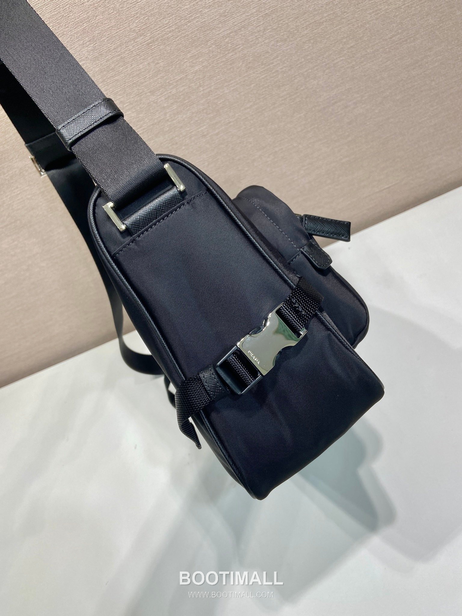 Prada Messenger Bag Re-Nylon, Saffiano Leather Black 프라다 2VH191 메신저백 라지 리나일론, 사피아노 레더 블랙 35cm 8