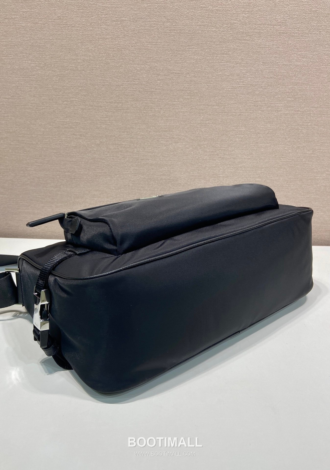 Prada Messenger Bag Re-Nylon, Saffiano Leather Black 프라다 2VH191 메신저백 라지 리나일론, 사피아노 레더 블랙 35cm 9
