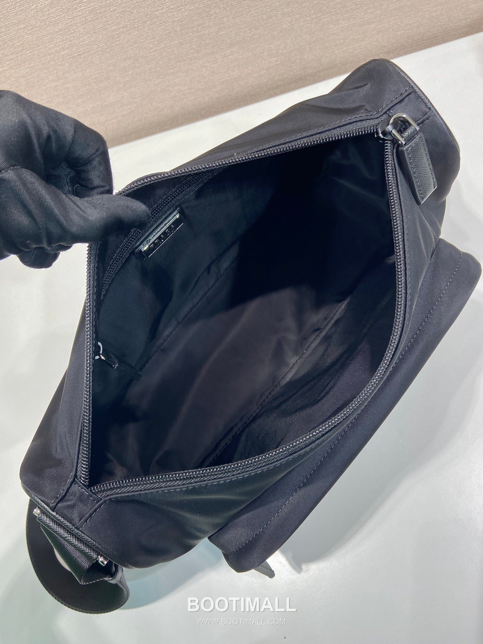 Prada Messenger Bag Re-Nylon, Saffiano Leather Black 프라다 2VH191 메신저백 라지 리나일론, 사피아노 레더 블랙 35cm 11