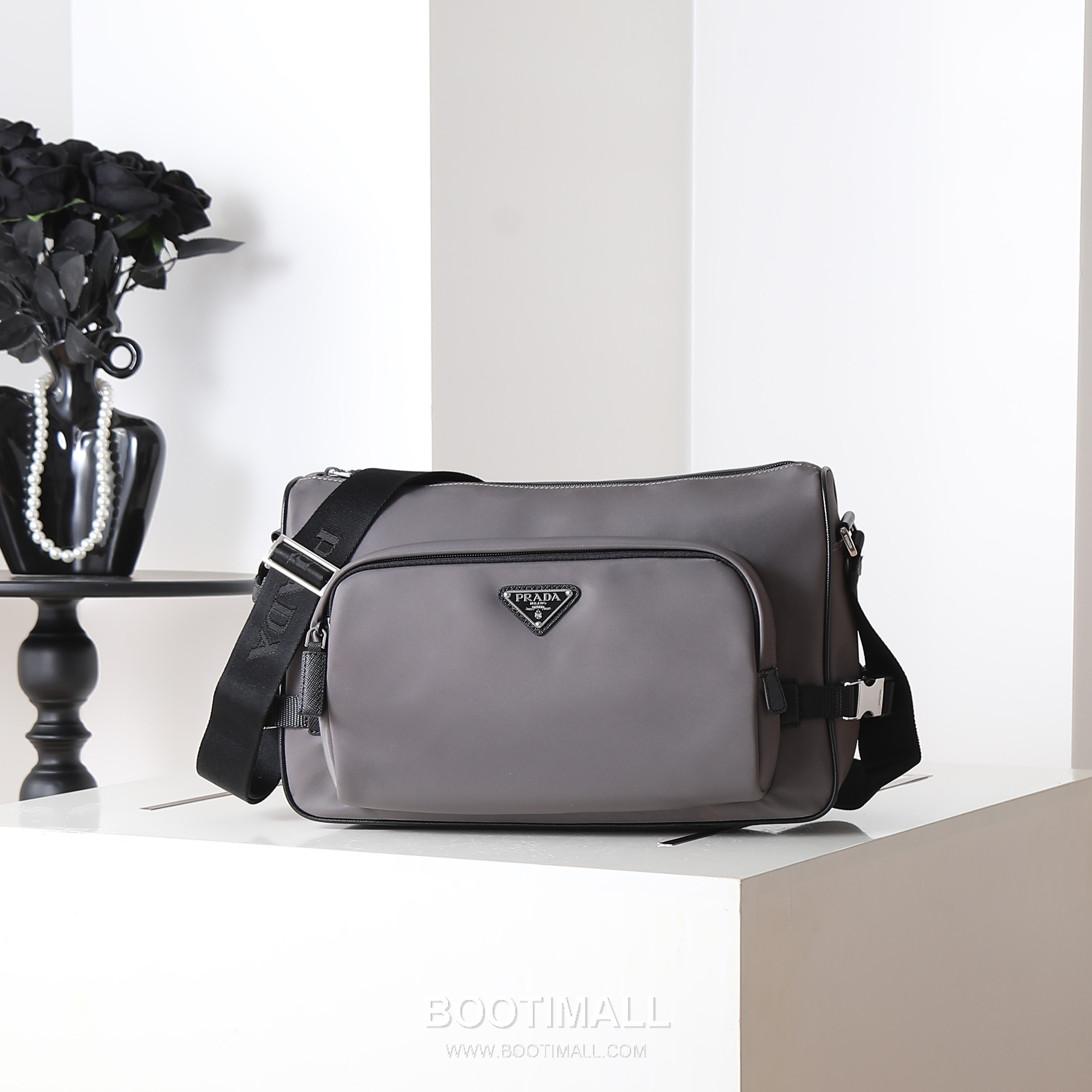 Prada Messenger Bag Re-Nylon, Saffiano Leather Black 프라다 2VH191 메신저백 라지 리나일론, 사피아노 레더 블랙 35cm 4