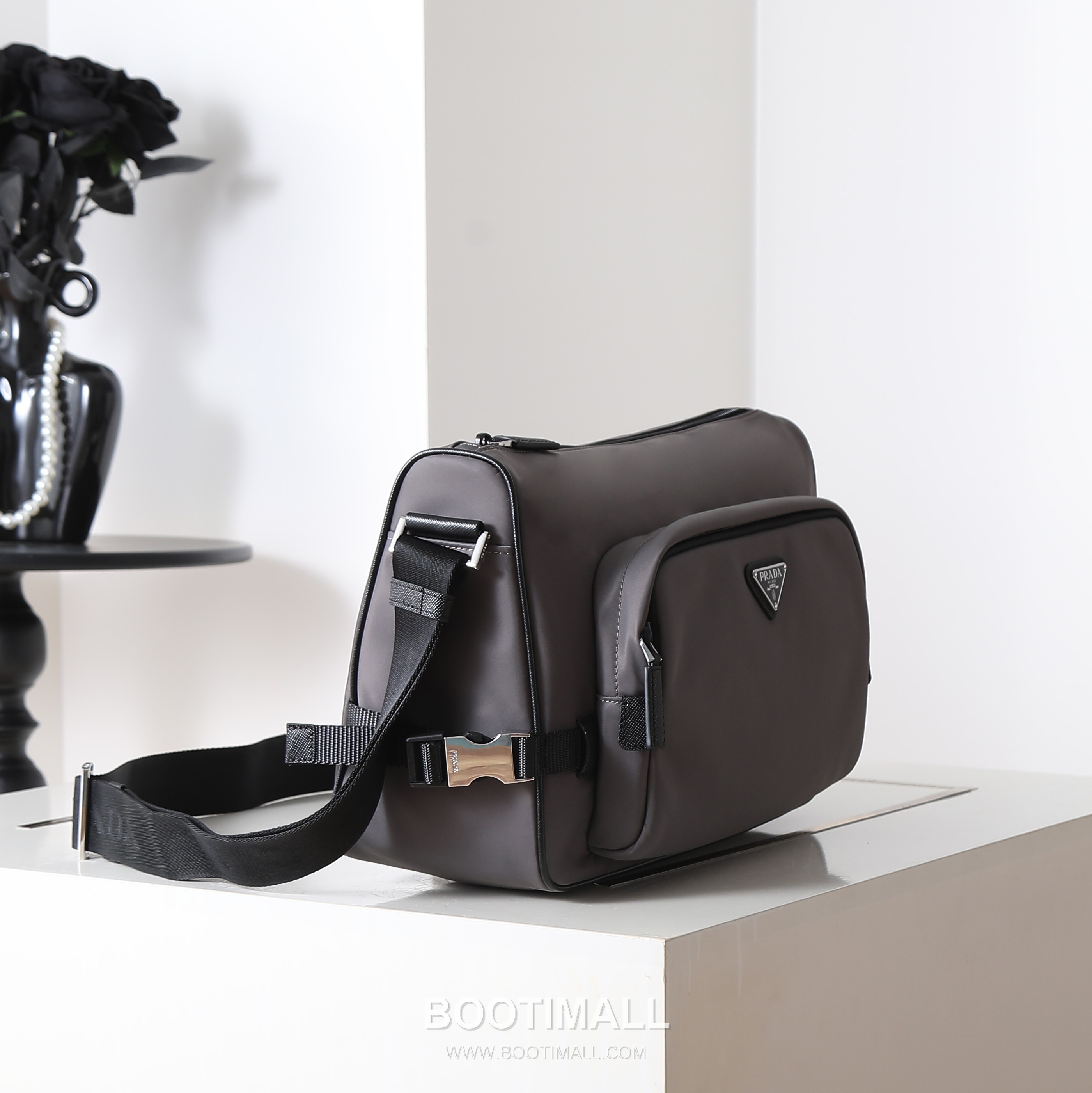 Prada Messenger Bag Re-Nylon, Saffiano Leather Black 프라다 2VH191 메신저백 라지 리나일론, 사피아노 레더 블랙 35cm 5