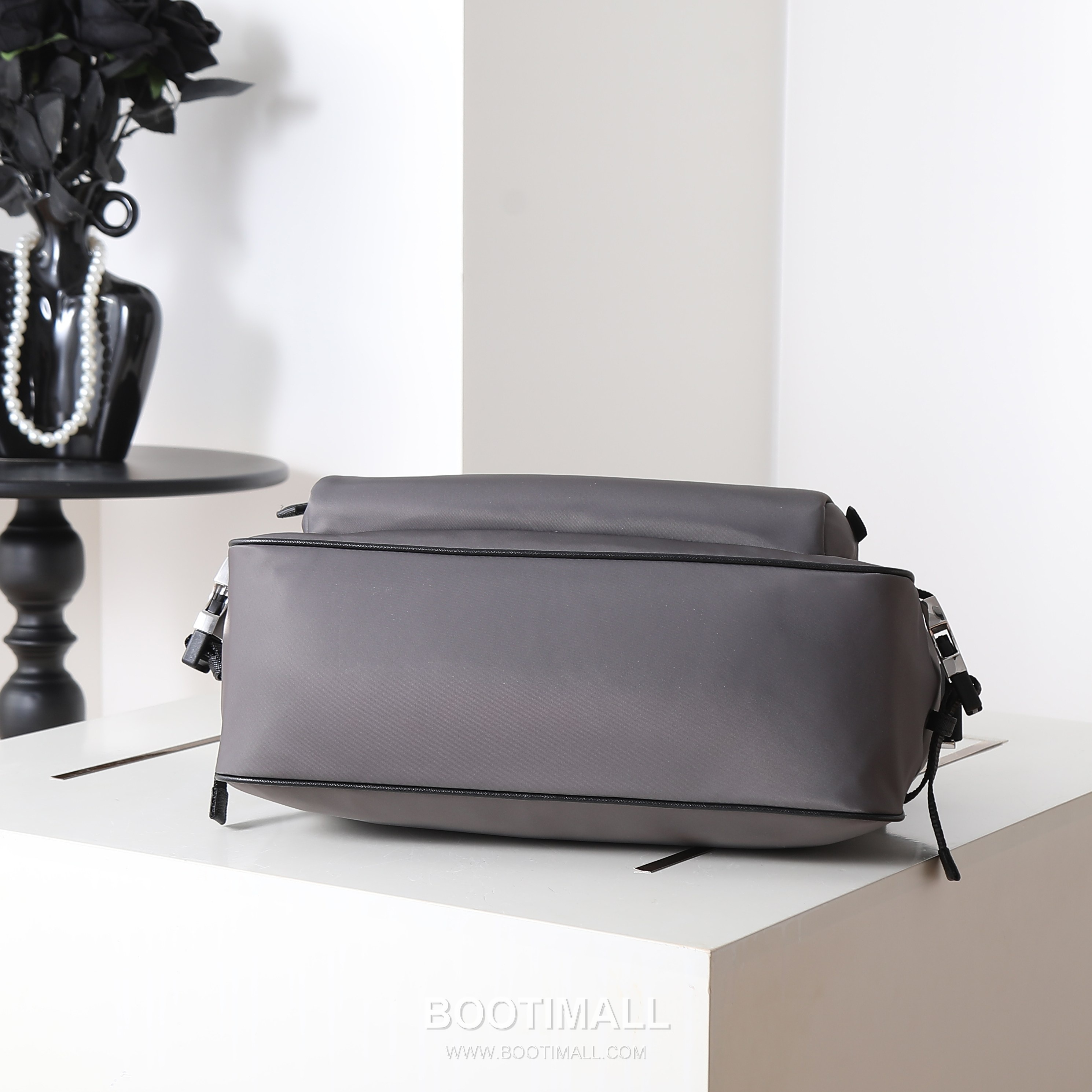 Prada Messenger Bag Re-Nylon, Saffiano Leather Black 프라다 2VH191 메신저백 라지 리나일론, 사피아노 레더 블랙 35cm 7