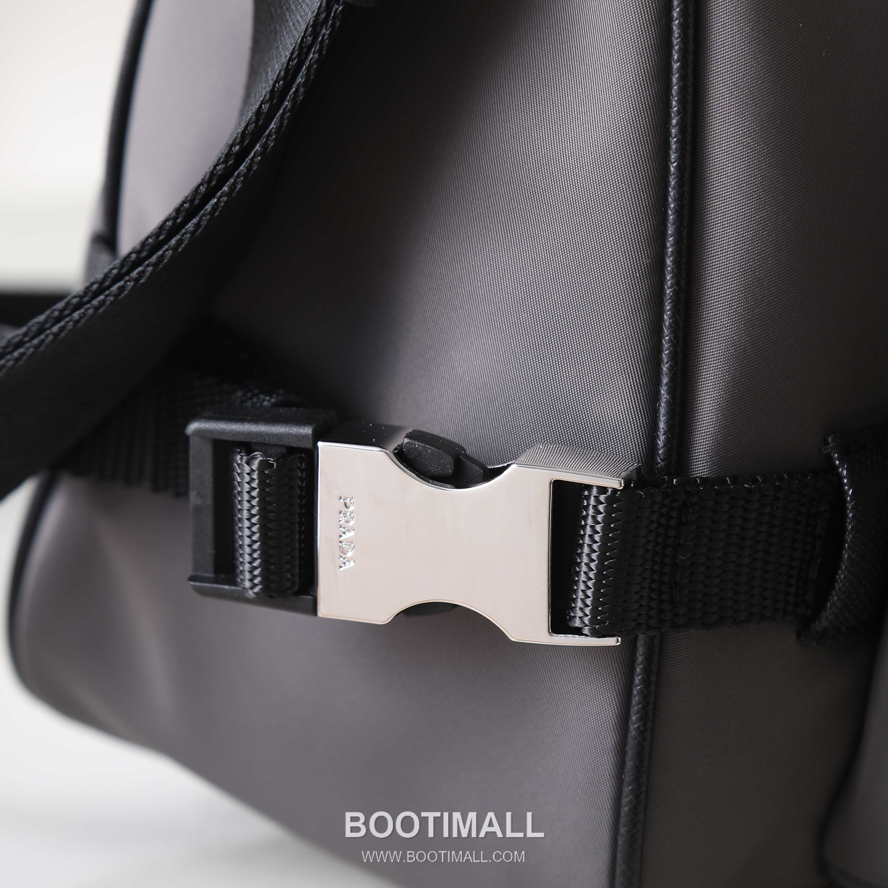 Prada Messenger Bag Re-Nylon, Saffiano Leather Black 프라다 2VH191 메신저백 라지 리나일론, 사피아노 레더 블랙 35cm 9