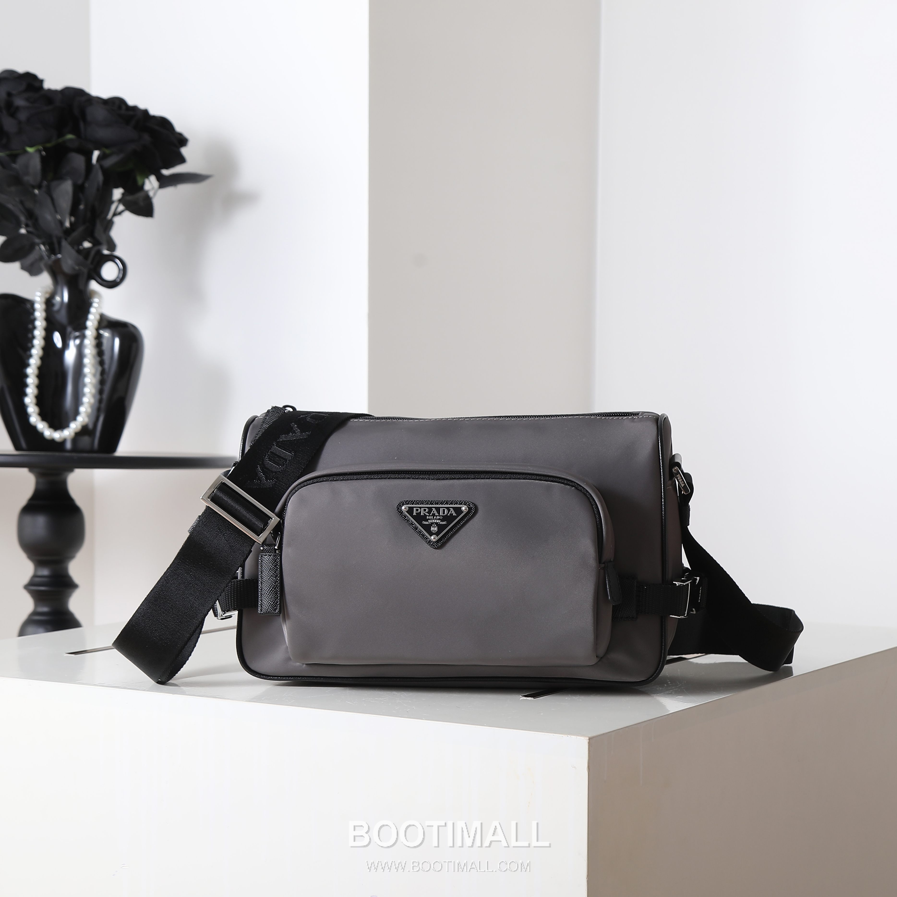 Prada Messenger Bag Re-Nylon, Saffiano Leather Trim Black 프라다 2VH192 메신저백 리나일론, 사피아노 레더 트리밍 블랙 28cm 1