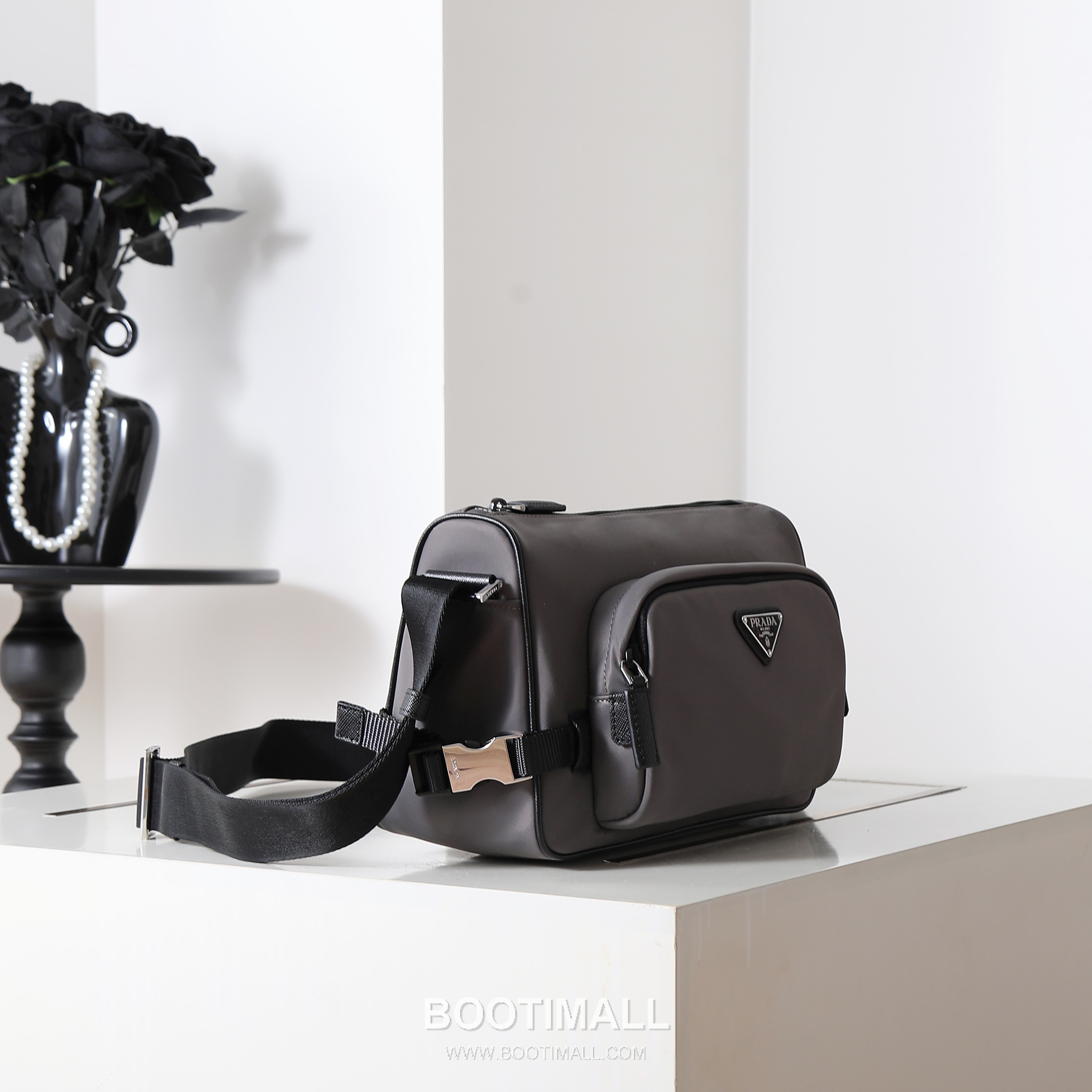 Prada Messenger Bag Re-Nylon, Saffiano Leather Trim Black 프라다 2VH192 메신저백 리나일론, 사피아노 레더 트리밍 블랙 28cm 2