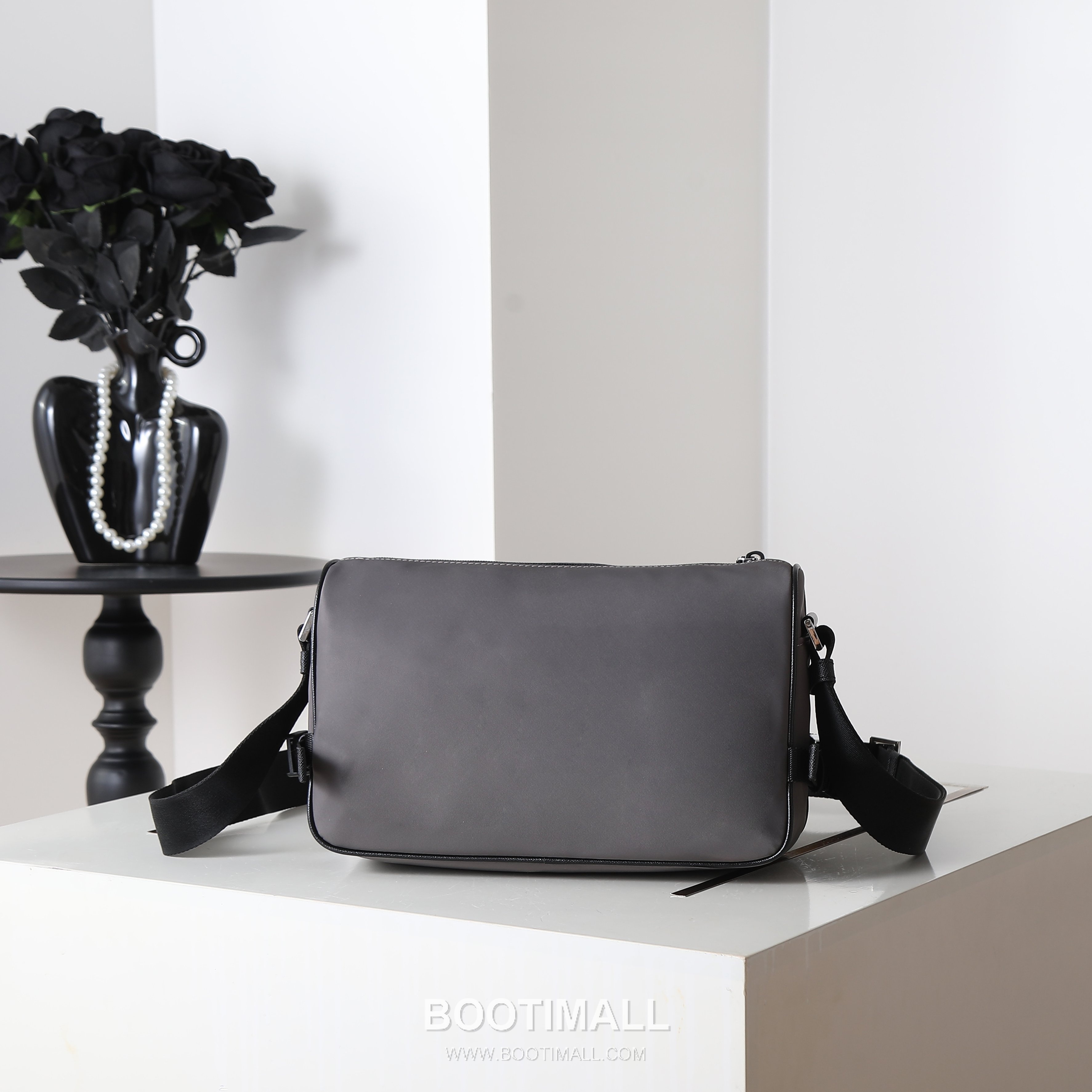 Prada Messenger Bag Re-Nylon, Saffiano Leather Trim Black 프라다 2VH192 메신저백 리나일론, 사피아노 레더 트리밍 블랙 28cm 3